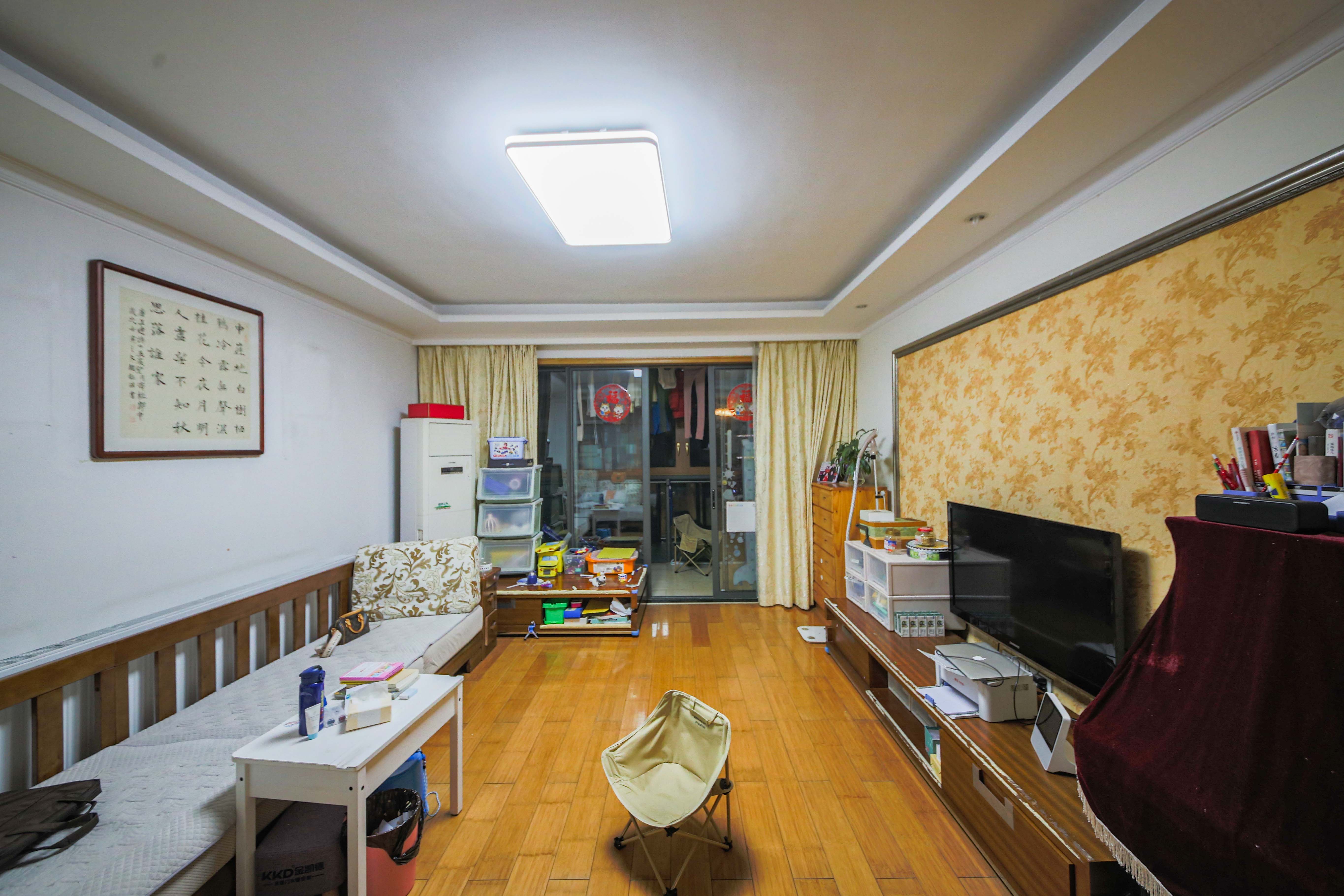 博林金谷  3室2厅2卫   150.00万客厅