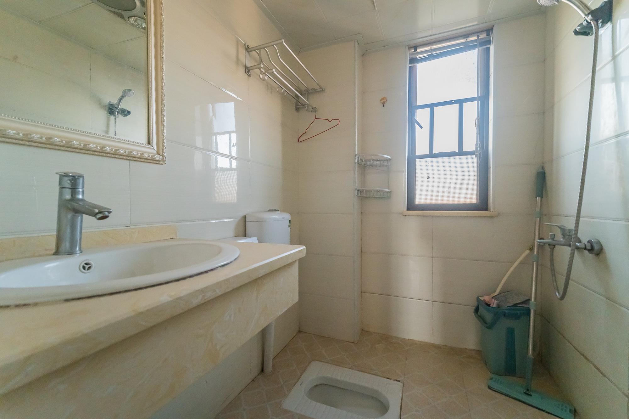 华润置地广场一期 3室2厅1卫 73.8万 华润置地广场一期 3室2厅1卫 73.8万卫生间