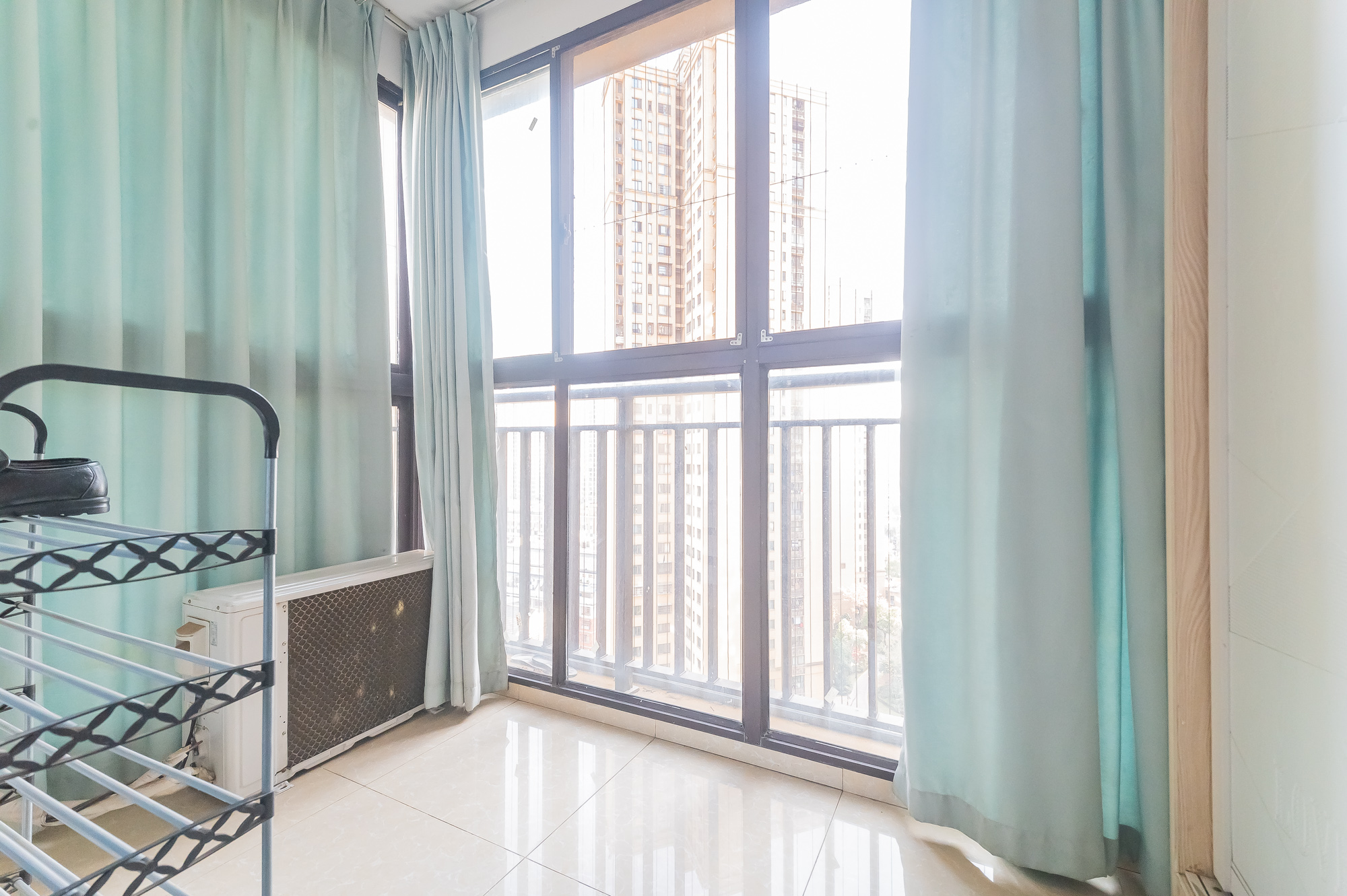 华润置地广场一期 3室2厅1卫 73.8万 华润置地广场一期 3室2厅1卫 73.8万阳台