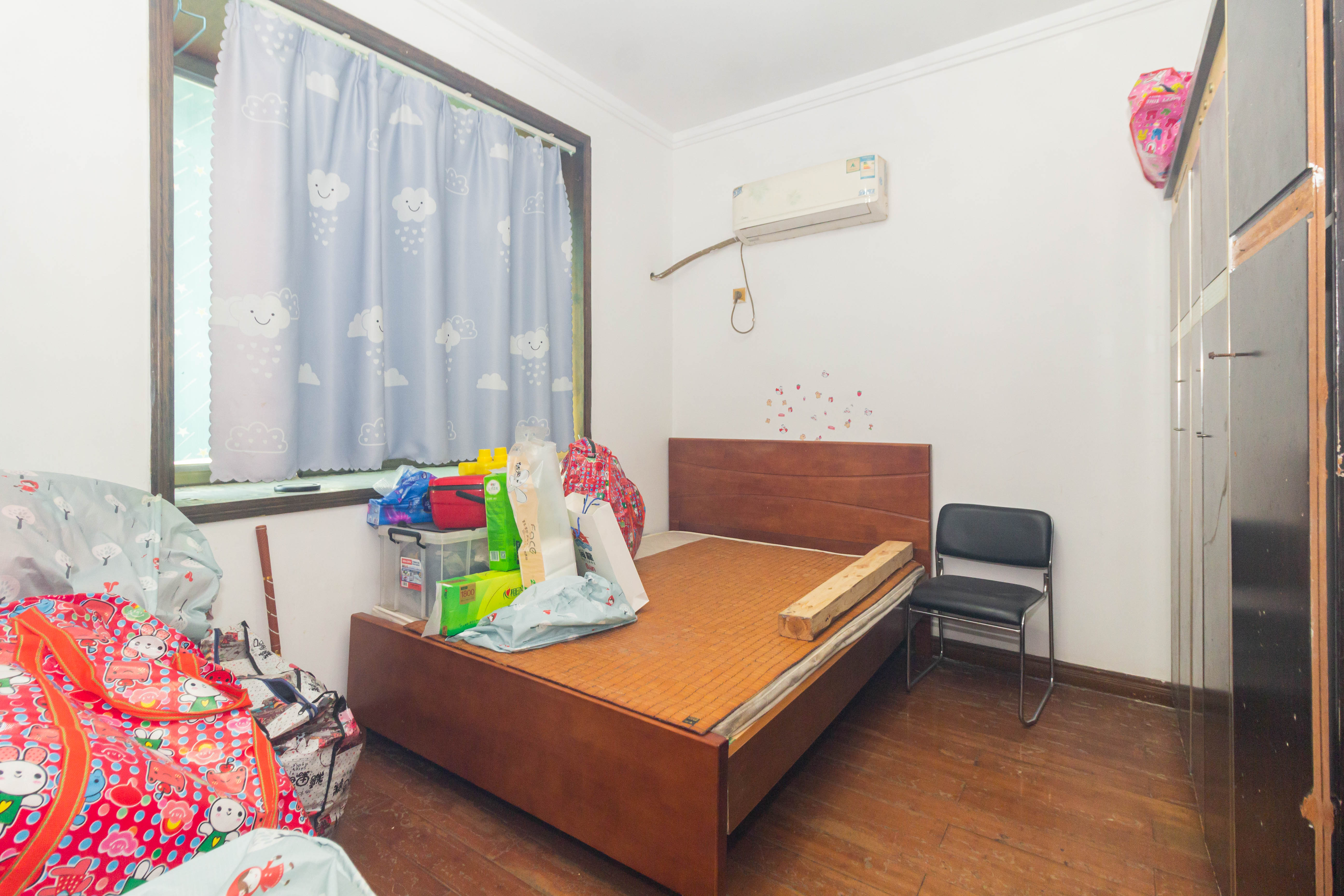 移动科技有限公司职工住宅楼  3室2厅2卫   70.00万卧室