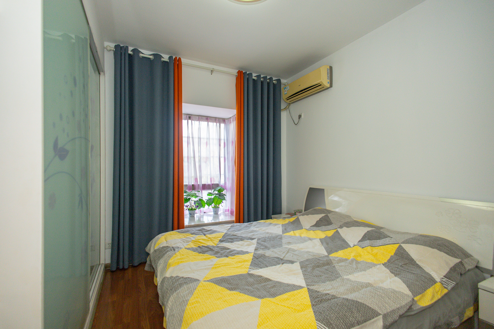 卧龙居国际村  2室1厅1卫    59.8万卧室