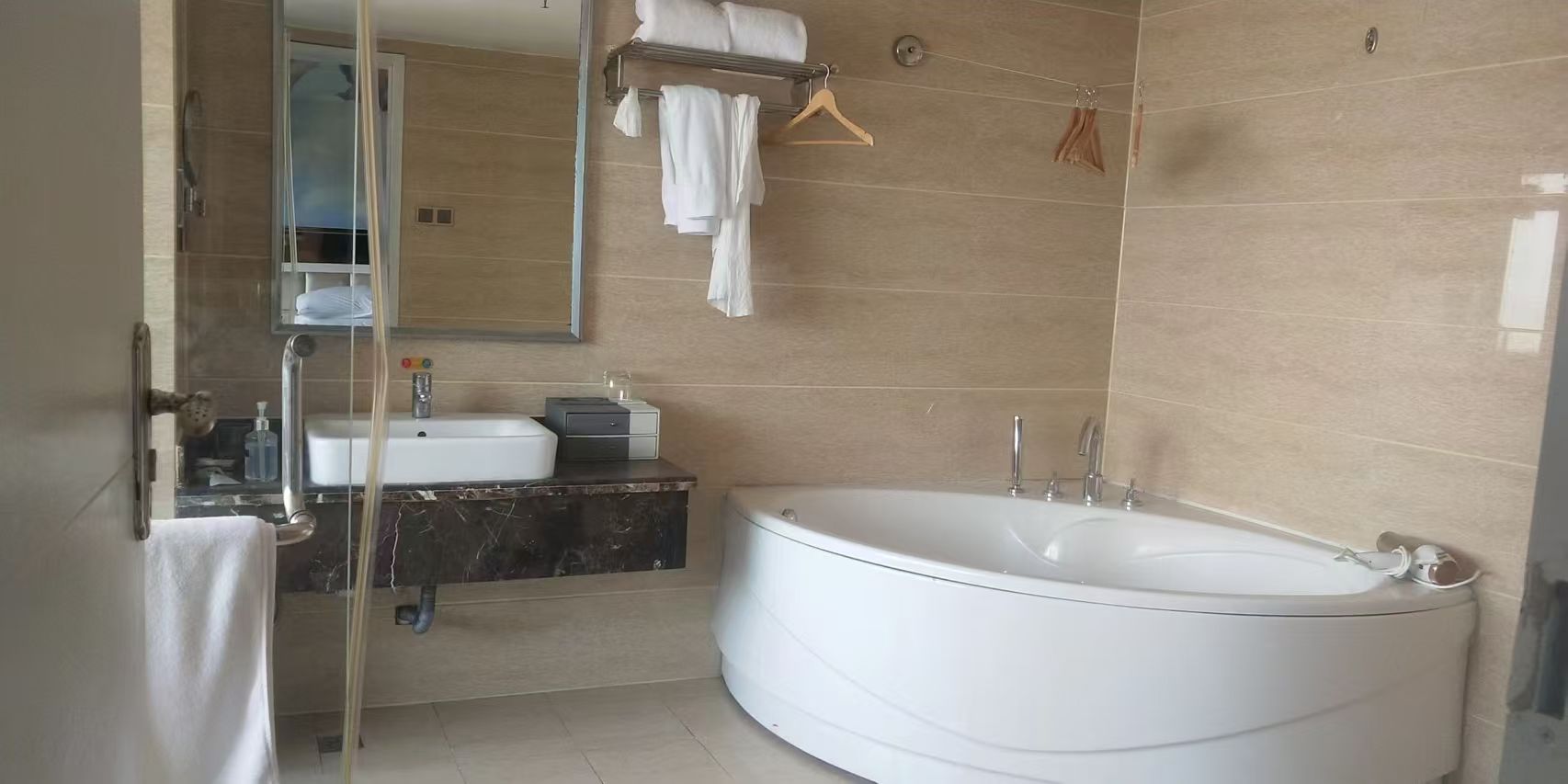 财智公馆大厦(瑞士国际酒店) 1室1厅1卫 1500.0元/月 财智公馆大厦(瑞士国际酒店) 1室1厅1卫 1500.0元/月室内图