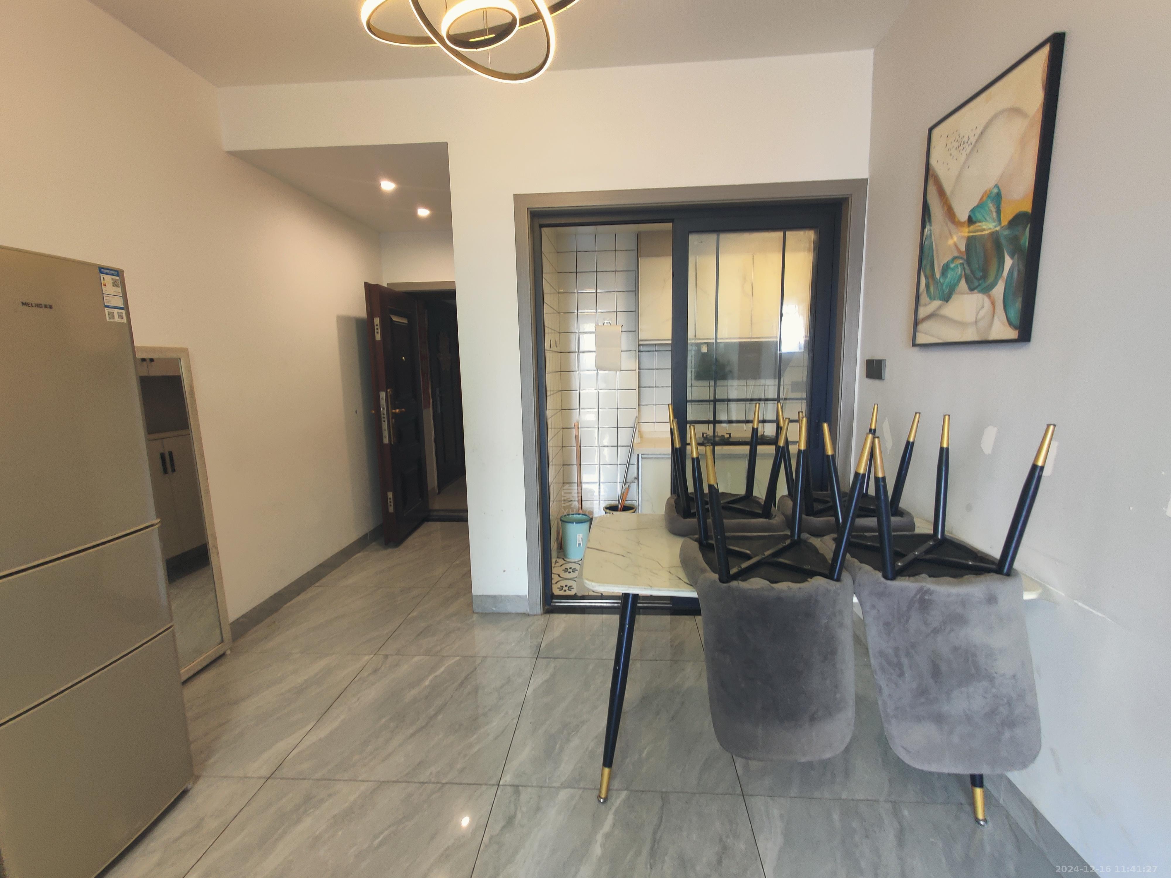 春藤小镇 3室2厅1卫 1800.0元/月 春藤小镇 3室2厅1卫 1800.0元/月室内图