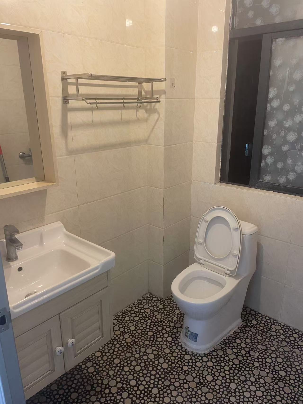 雅士林欣城  2室1厅1卫    1300.0元/月 雅士林欣城  2室1厅1卫    1300.0元/月室内图