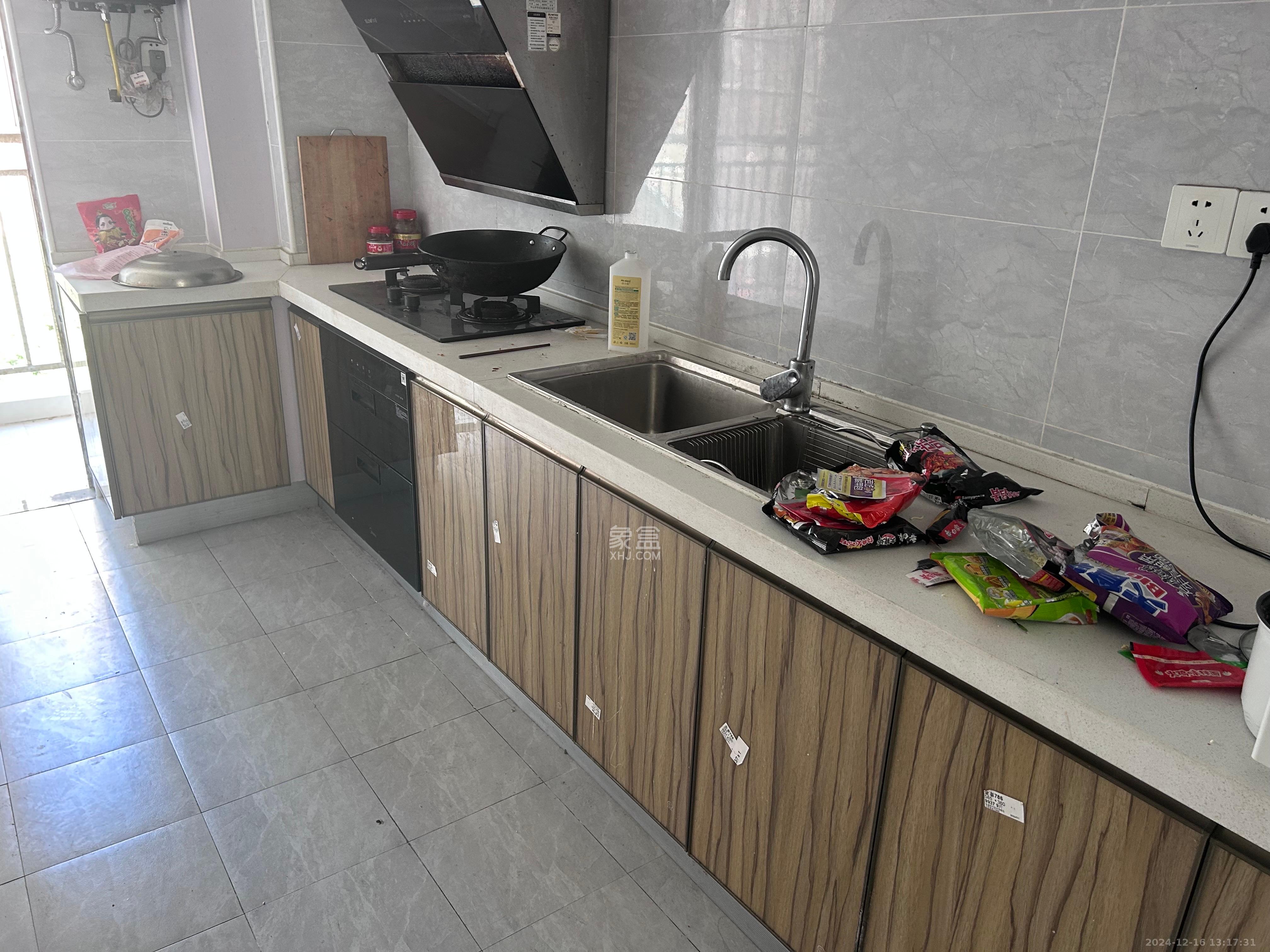 四季星城  4室2厅2卫    2500.0元/月 四季星城  4室2厅2卫    2500.0元/月室内图