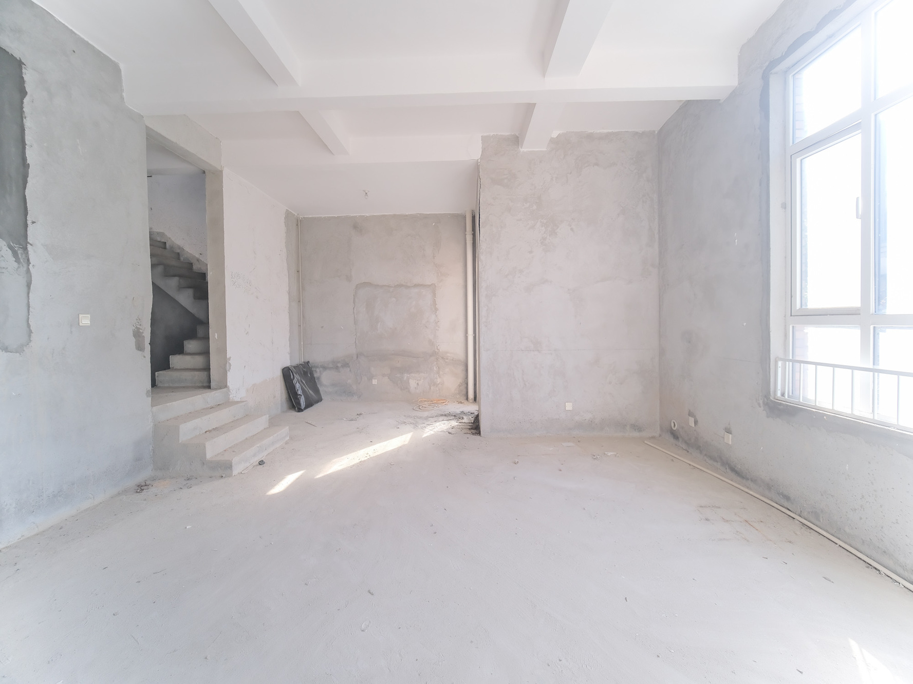 山水湾  6室3厅3卫    450.0万 山水湾  6室3厅3卫    450.0万客厅