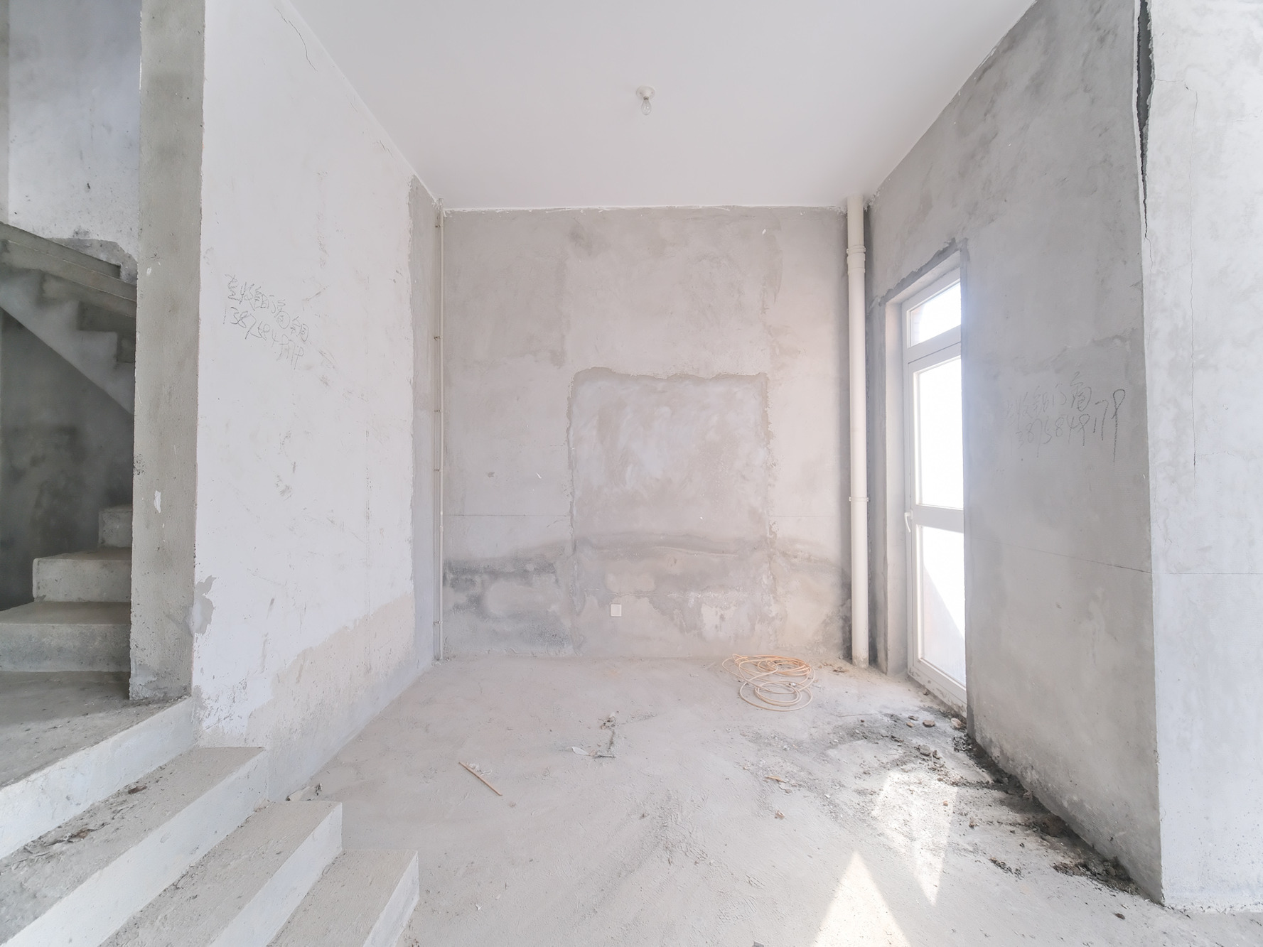 山水湾  6室3厅3卫    450.0万 山水湾  6室3厅3卫    450.0万客厅