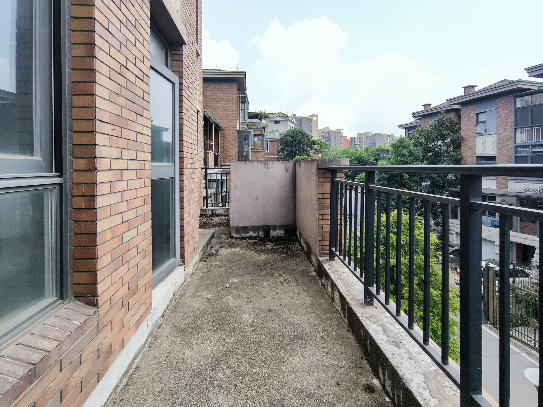 山水湾  6室3厅3卫    450.0万 山水湾  6室3厅3卫    450.0万阳台