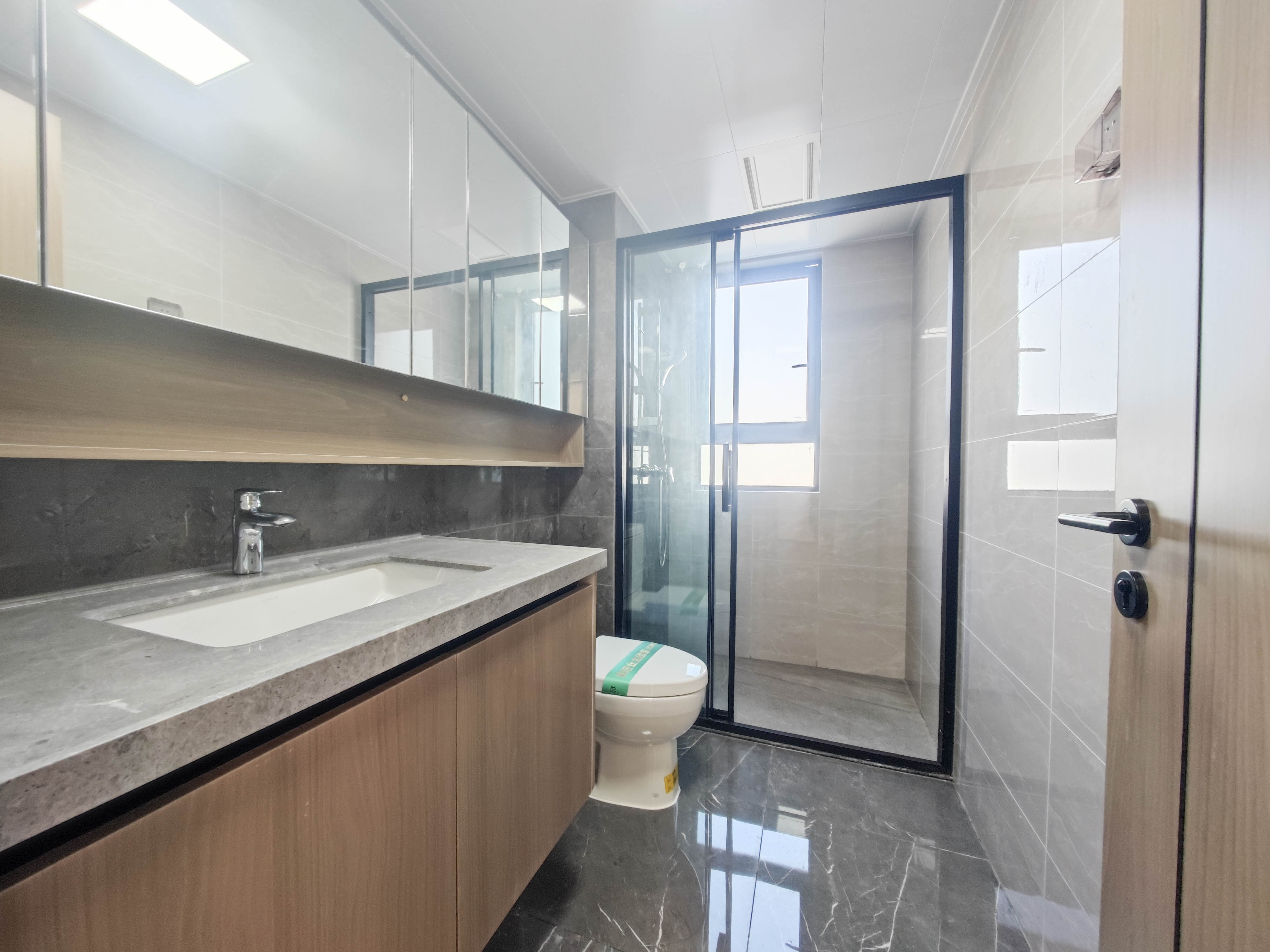 中海星樾府  4室2厅2卫    225.0万卫生间