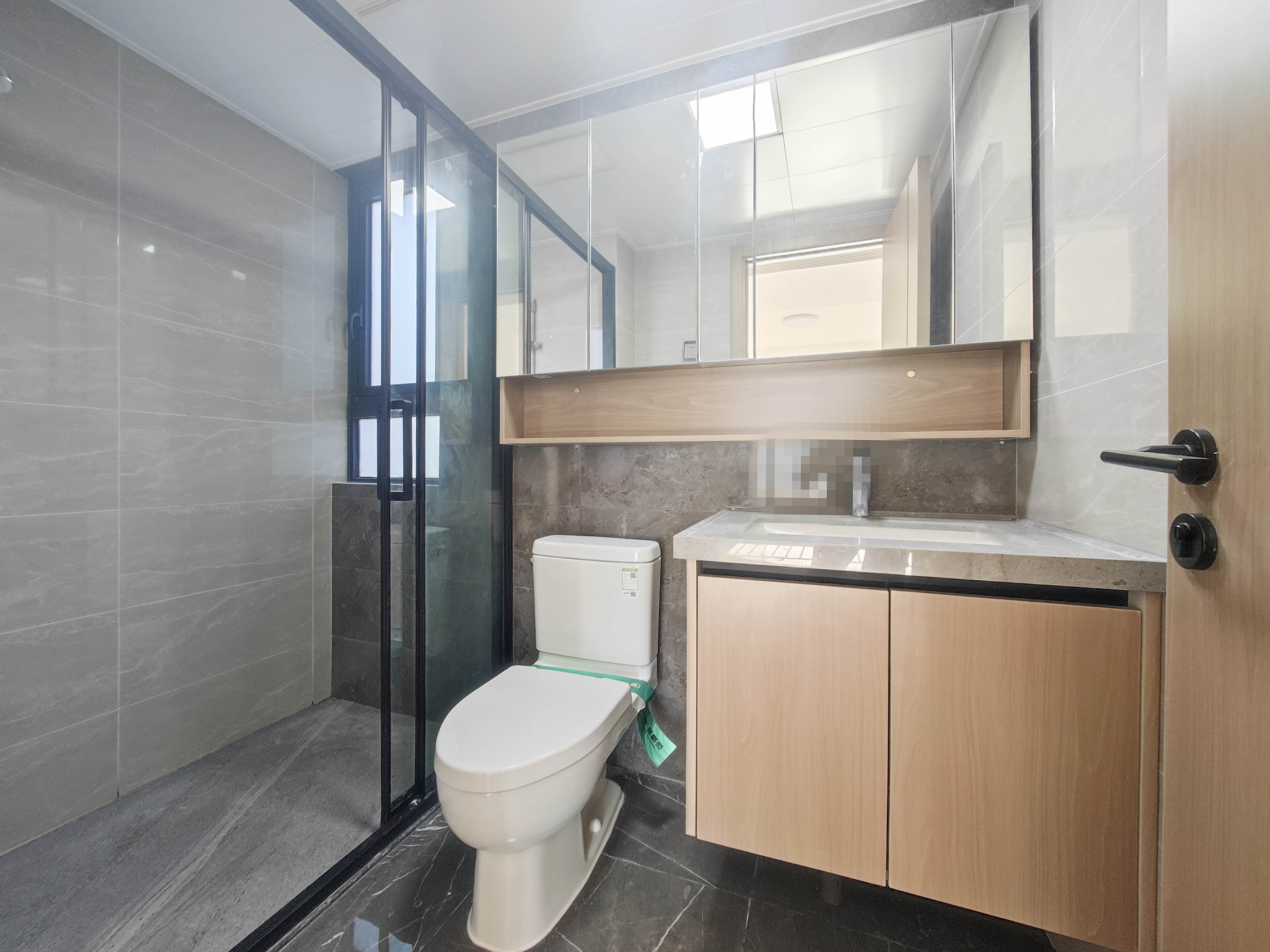 中海星樾府  4室2厅2卫    225.0万卫生间