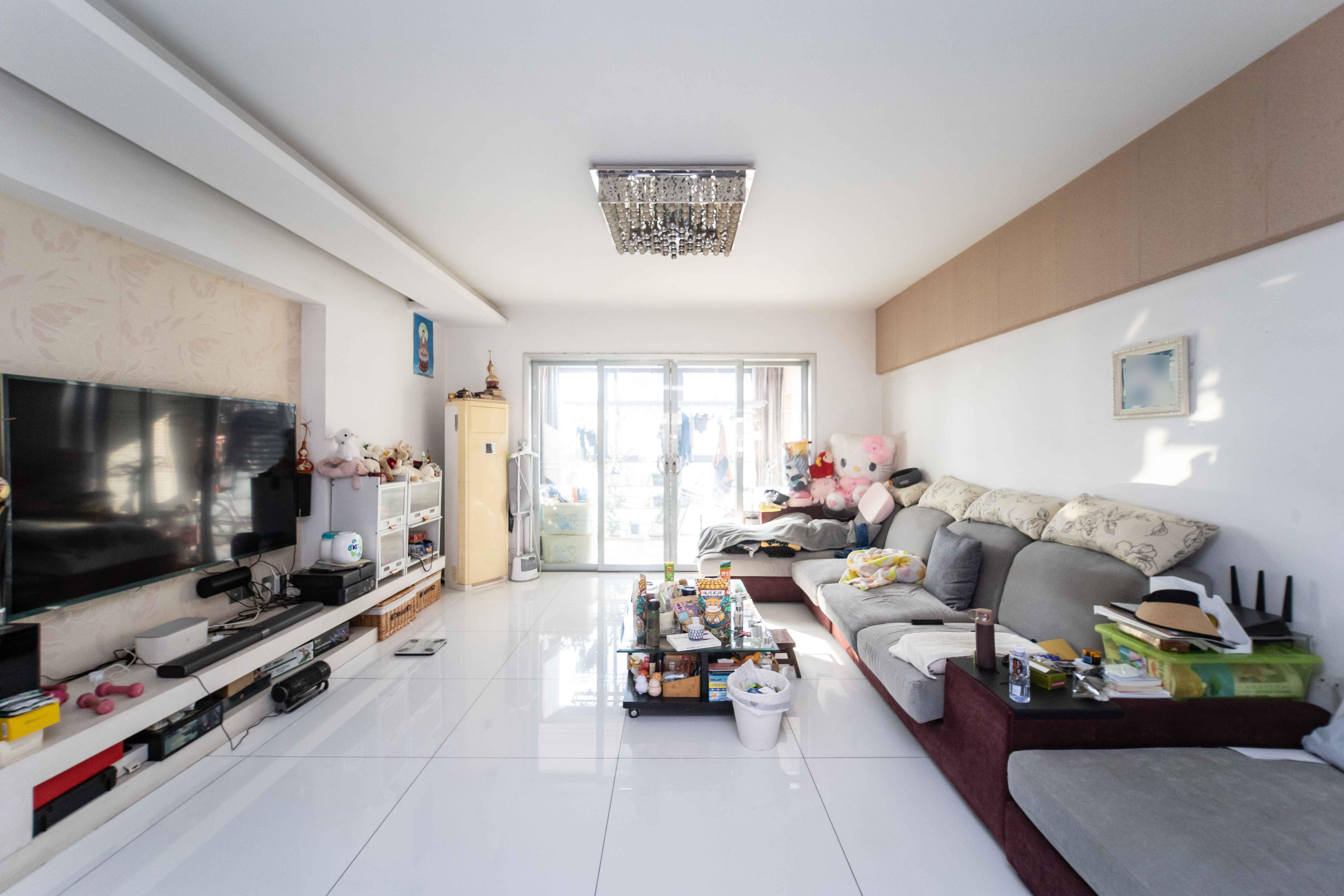 银港水晶城  4室2厅2卫    142.0万 银港水晶城  4室2厅2卫    142.0万客厅