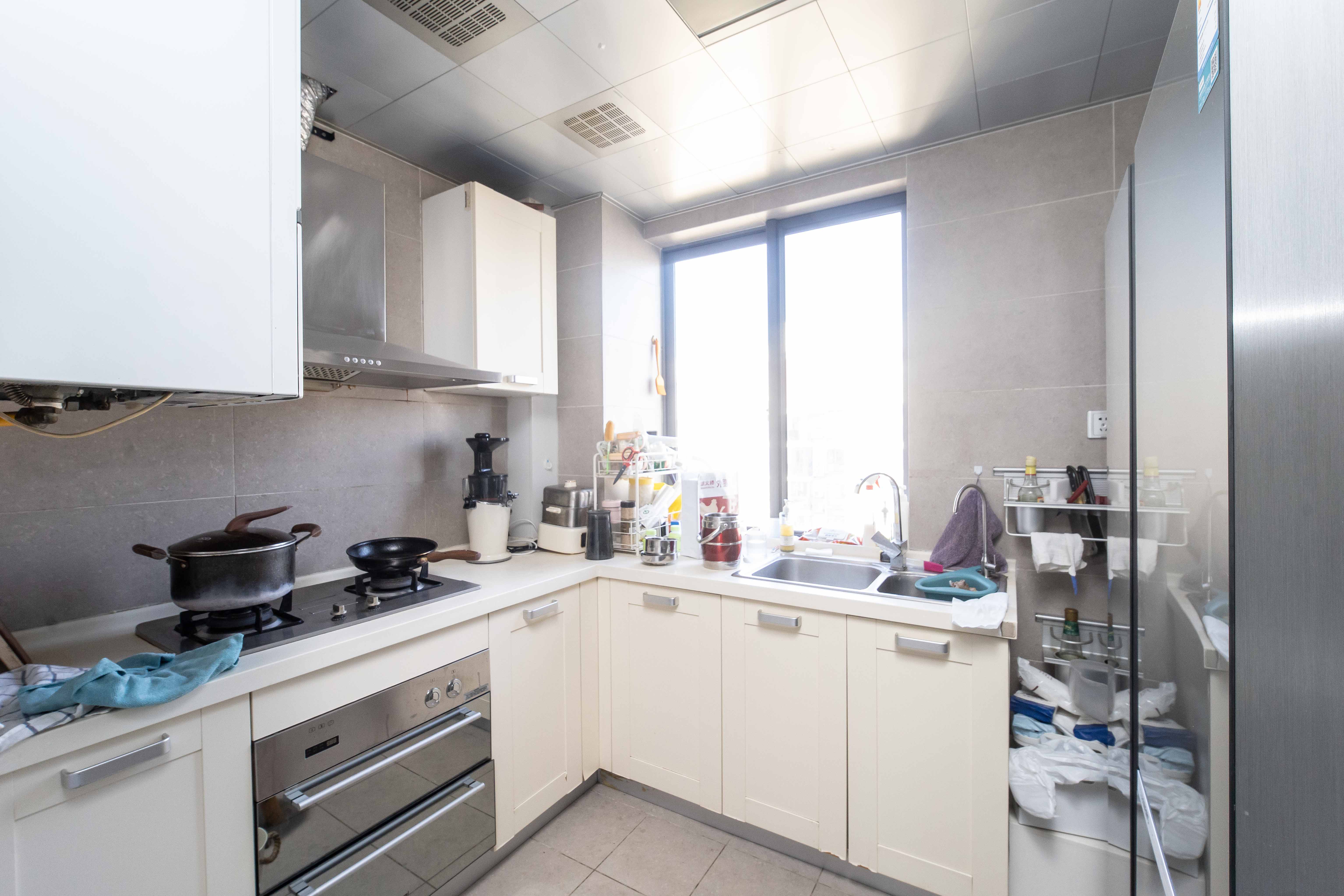 银港水晶城  4室2厅2卫    142.0万 银港水晶城  4室2厅2卫    142.0万厨房