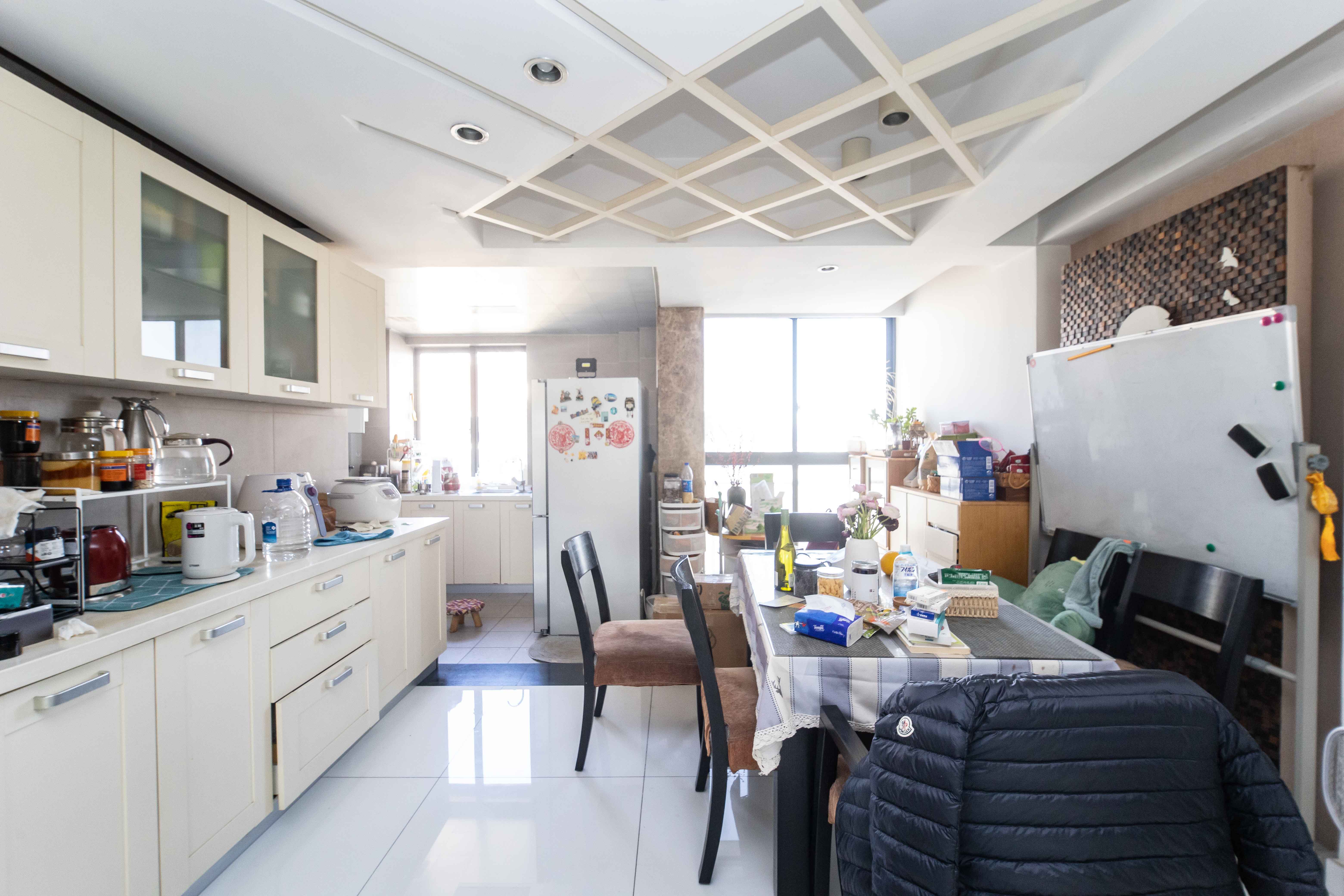 银港水晶城  4室2厅2卫    142.0万 银港水晶城  4室2厅2卫    142.0万客厅