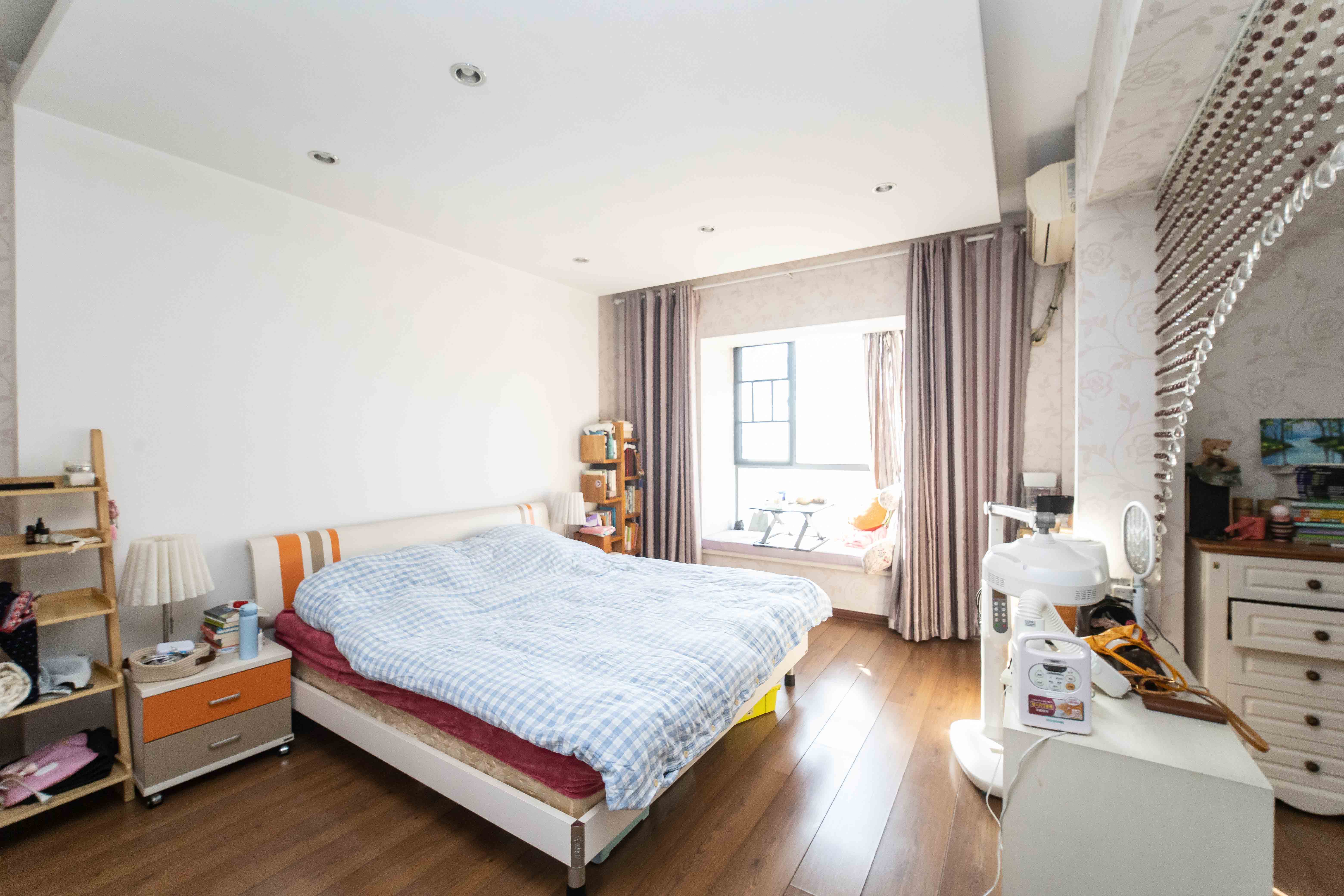 银港水晶城  4室2厅2卫    142.0万 银港水晶城  4室2厅2卫    142.0万卧室