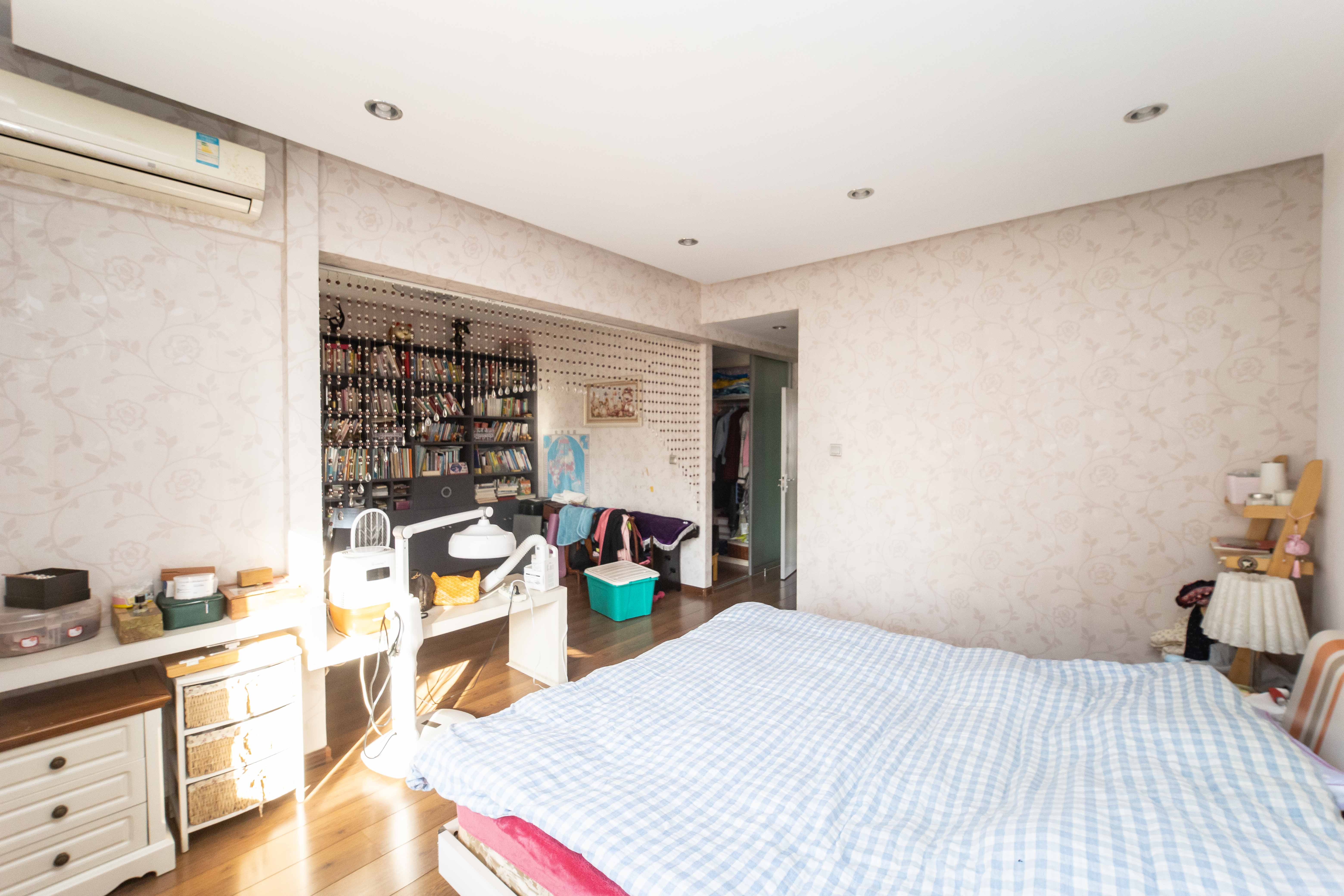 银港水晶城  4室2厅2卫    142.0万 银港水晶城  4室2厅2卫    142.0万卧室