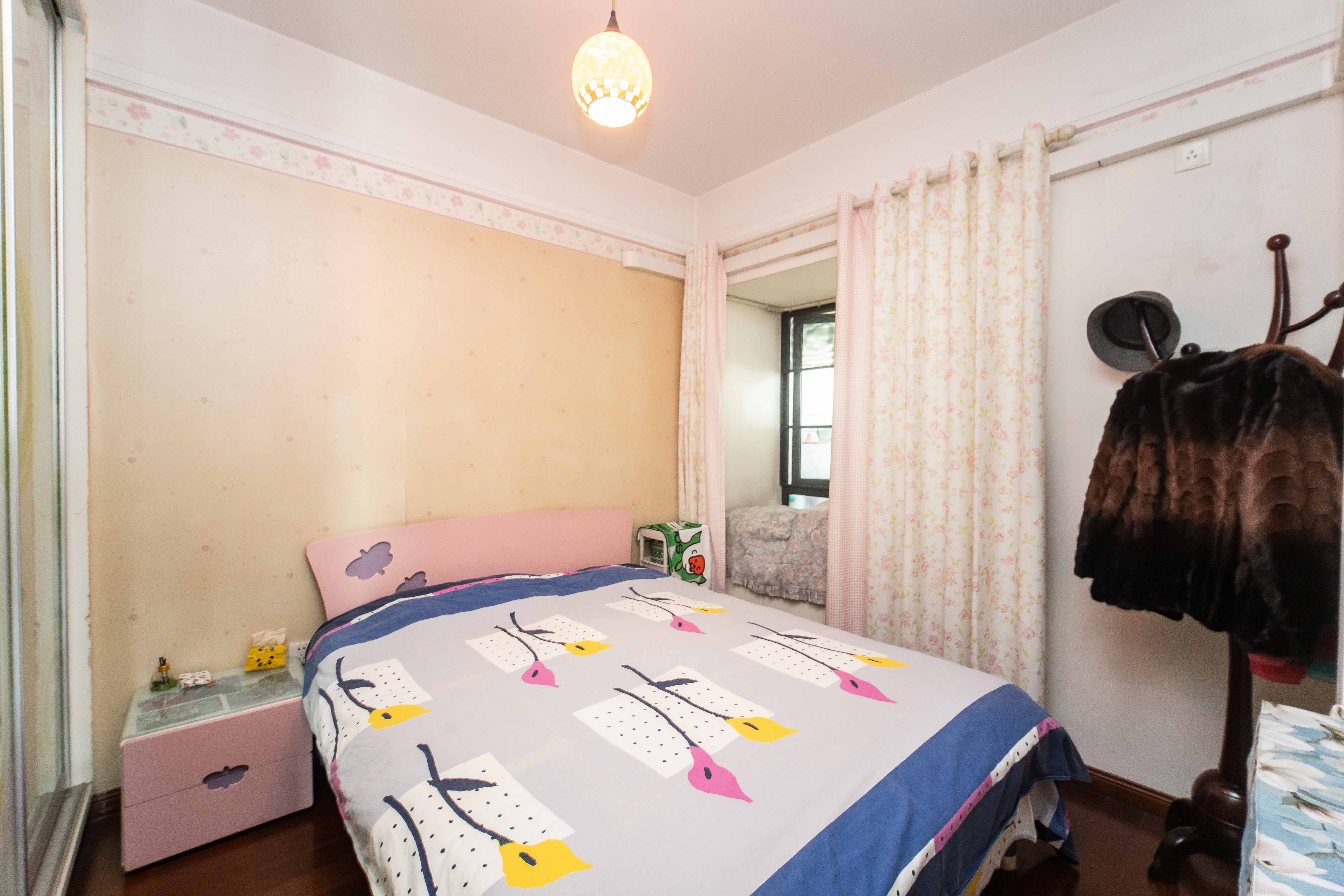 西街花园  2室2厅1卫   118.00万卧室