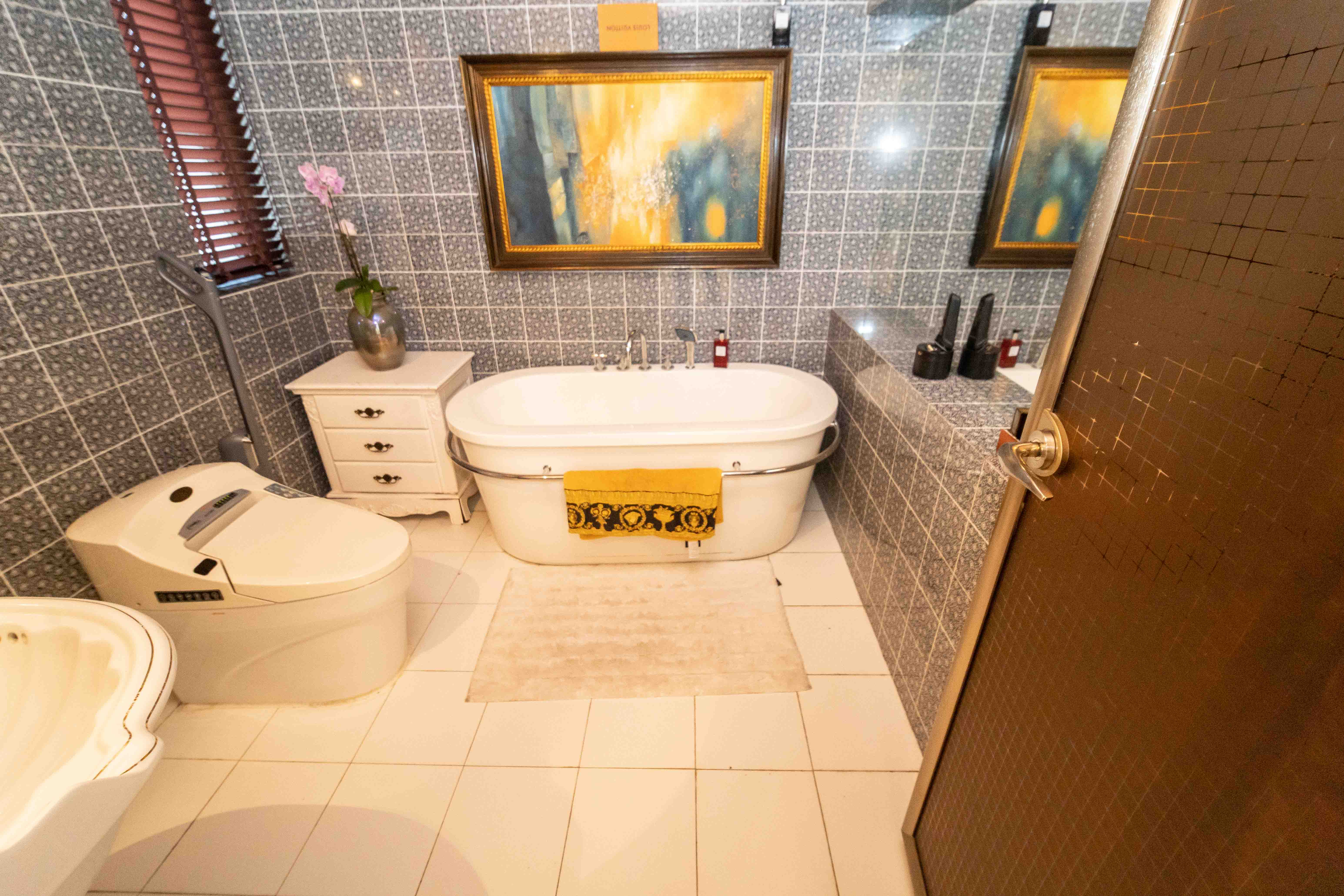 长房东郡 3室2厅2卫 146.5万 长房东郡 3室2厅2卫 146.5万卫生间