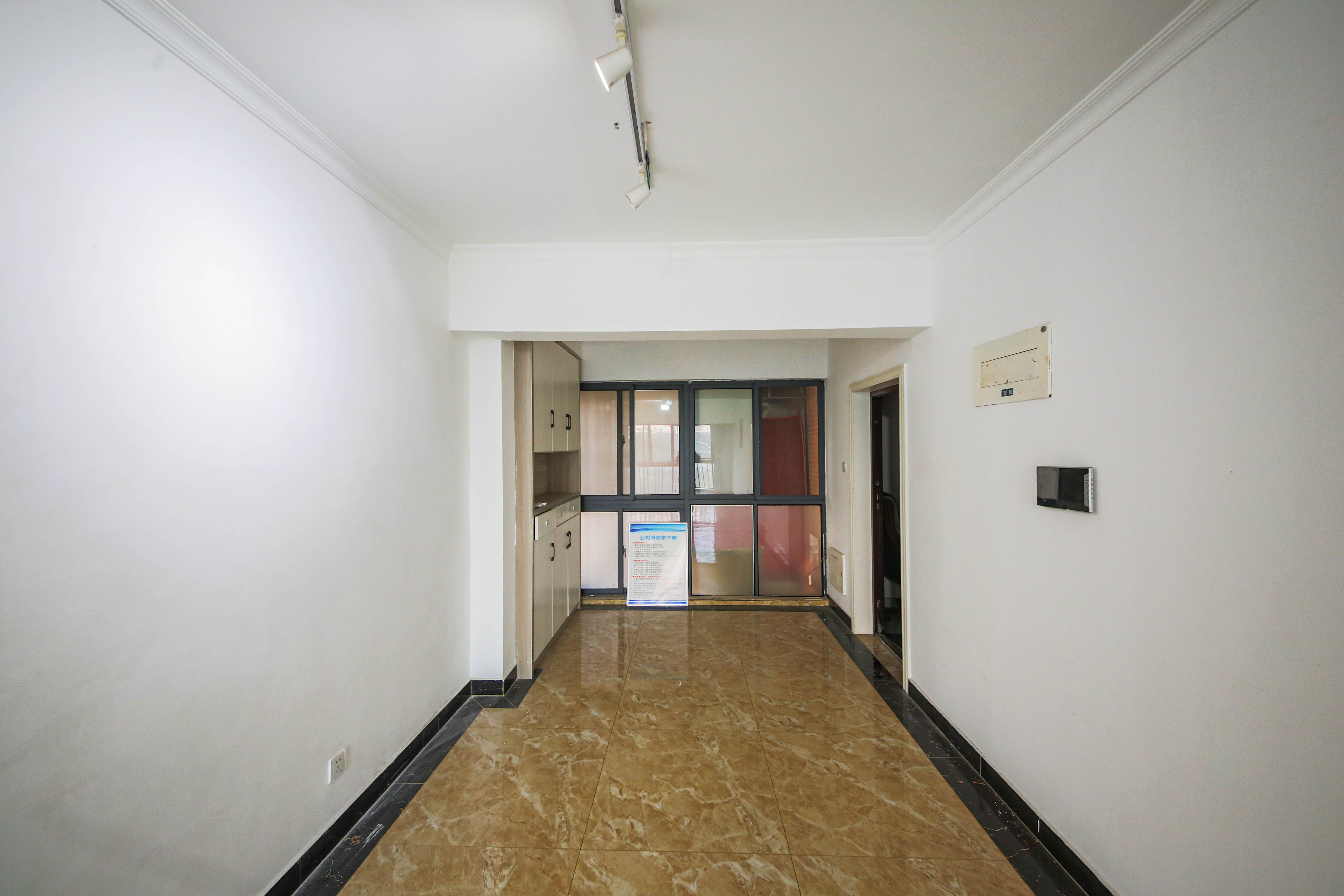 长城雅苑  3室2厅2卫    119.0万 长城雅苑  3室2厅2卫    119.0万客厅