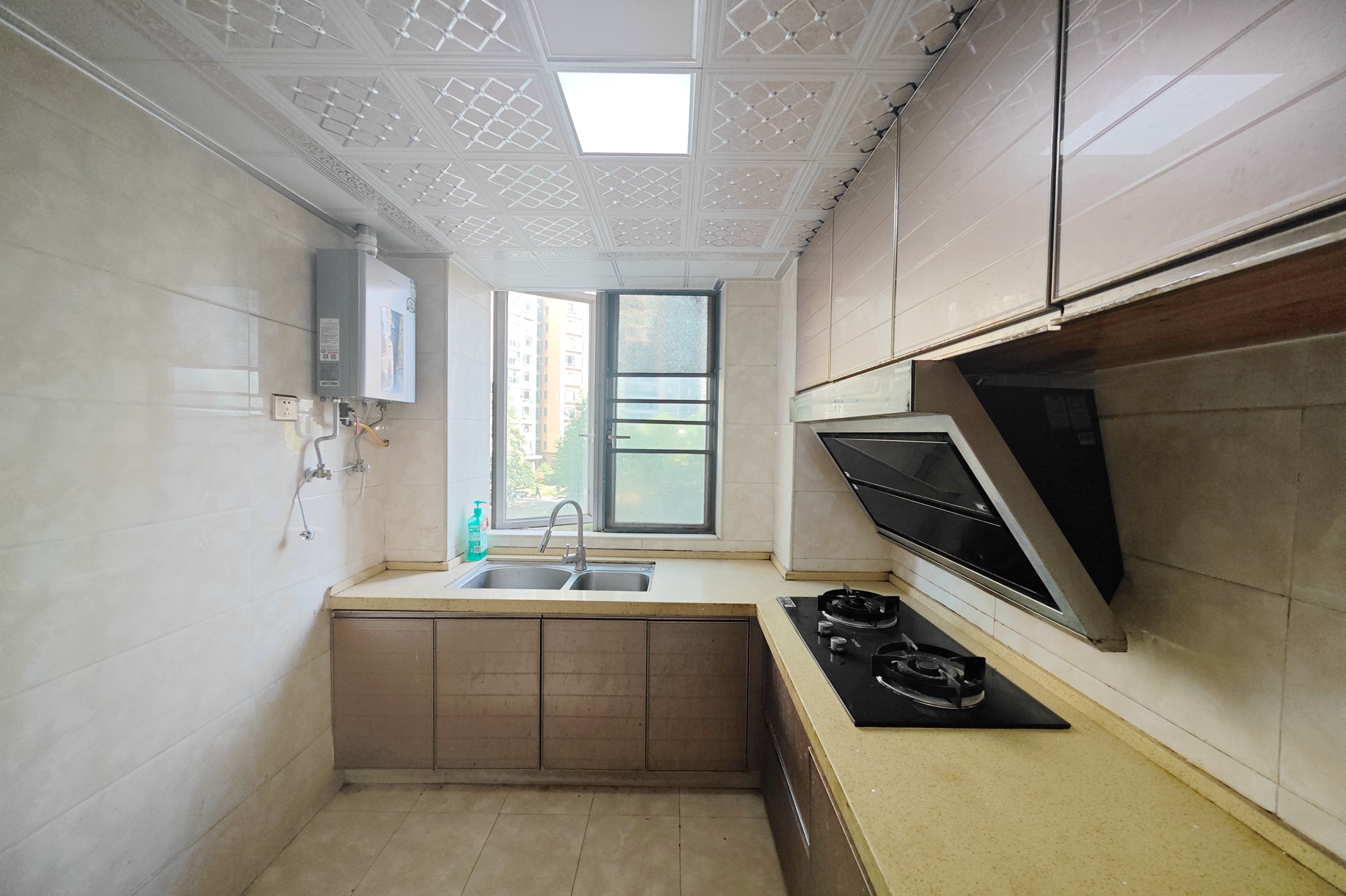 新城新世界一二三期 3室2厅1卫 93.8万 新城新世界一二三期 3室2厅1卫 93.8万厨房