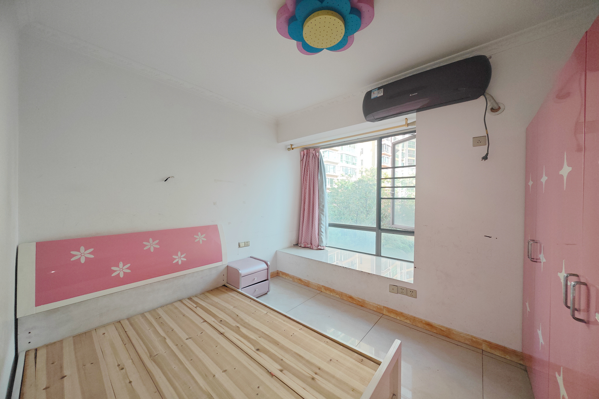 新城新世界一二三期 3室2厅1卫 93.8万 新城新世界一二三期 3室2厅1卫 93.8万卧室