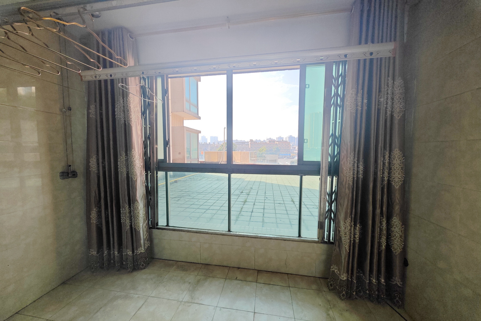 新城新世界一二三期 3室2厅1卫 93.8万 新城新世界一二三期 3室2厅1卫 93.8万阳台