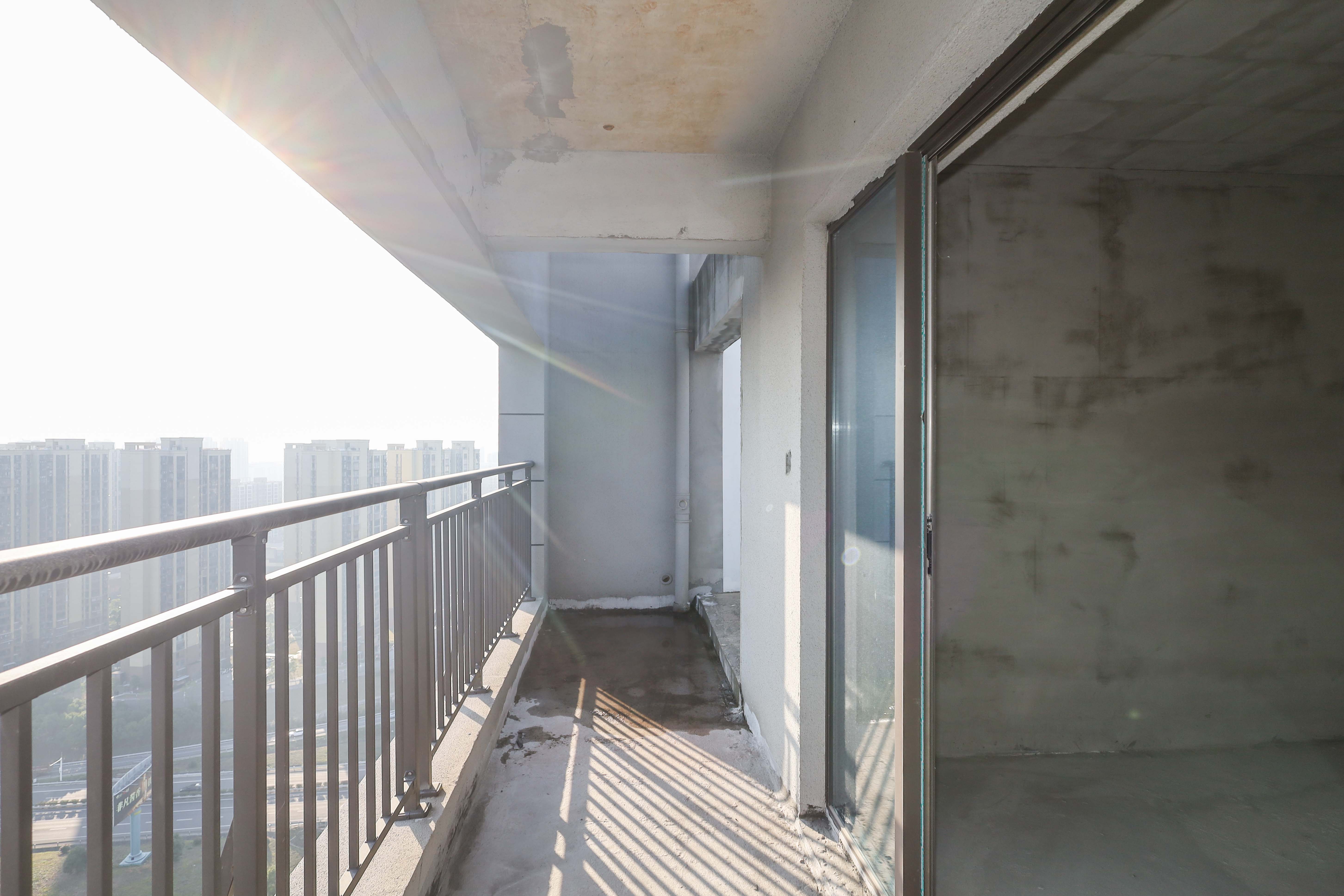 步步高梅溪新天地二期(步步高梅溪嘉苑) 3室2厅2卫 79.0万 步步高梅溪新天地二期(步步高梅溪嘉苑) 3室2厅2卫 79.0万阳台