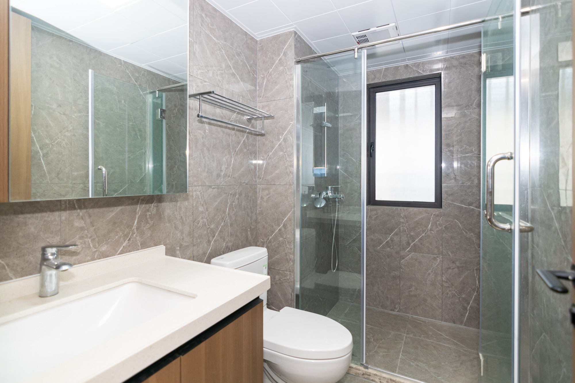 阳光城联利悦澜府  3室2厅2卫    88.0万 阳光城联利悦澜府  3室2厅2卫    88.0万卫生间