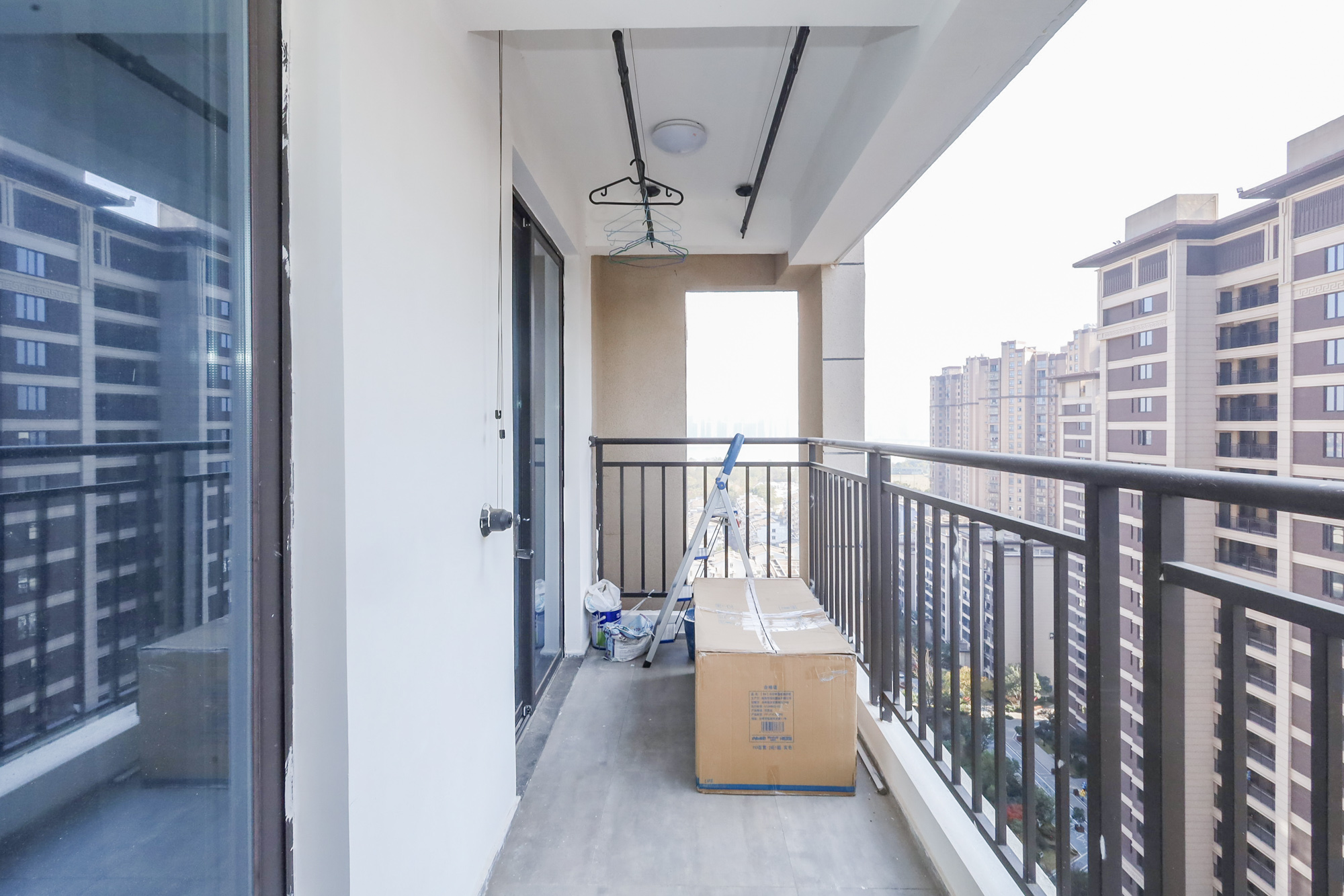 金茂建发泊悦  4室2厅2卫   221.80万阳台