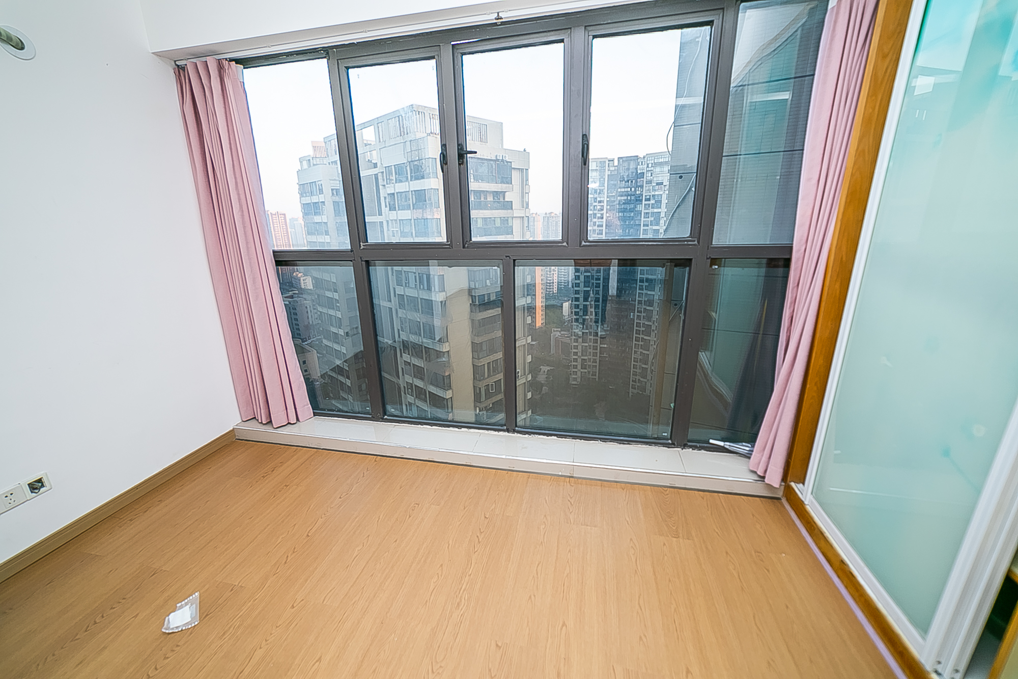 通用时代国际社区  4室2厅2卫   166.00万阳台