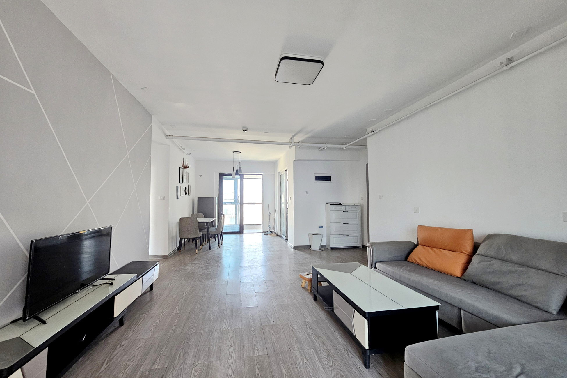 明昇壹城(明昇时代广场)二期 3室2厅1卫 168.0万 明昇壹城(明昇时代广场)二期 3室2厅1卫 168.0万客厅