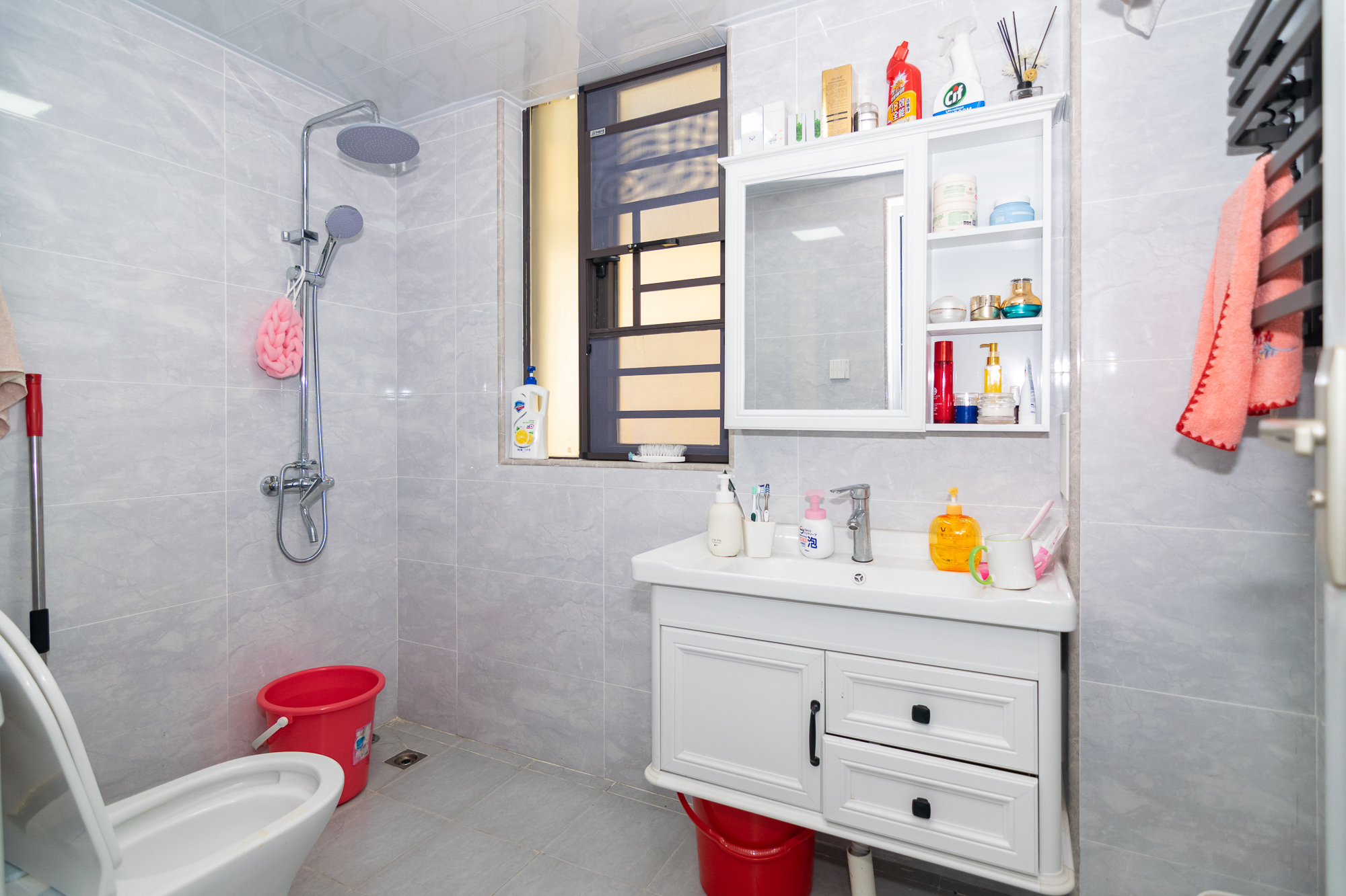 润和谷山郡(悦禧山庄水榭花都) 3室2厅2卫 128.00万 润和谷山郡(悦禧山庄水榭花都) 3室2厅2卫 128.00万卫生间