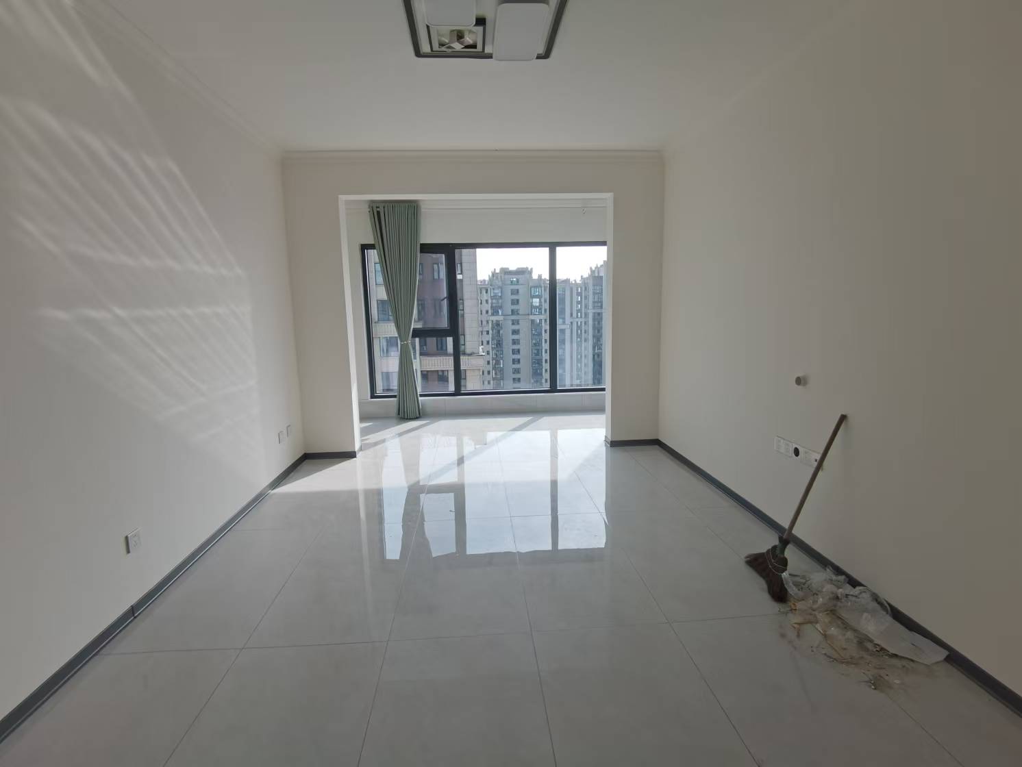 荣盛碧桂园铂悦府 3室2厅2卫 2300.0元/月 荣盛碧桂园铂悦府 3室2厅2卫 2300.0元/月室内图