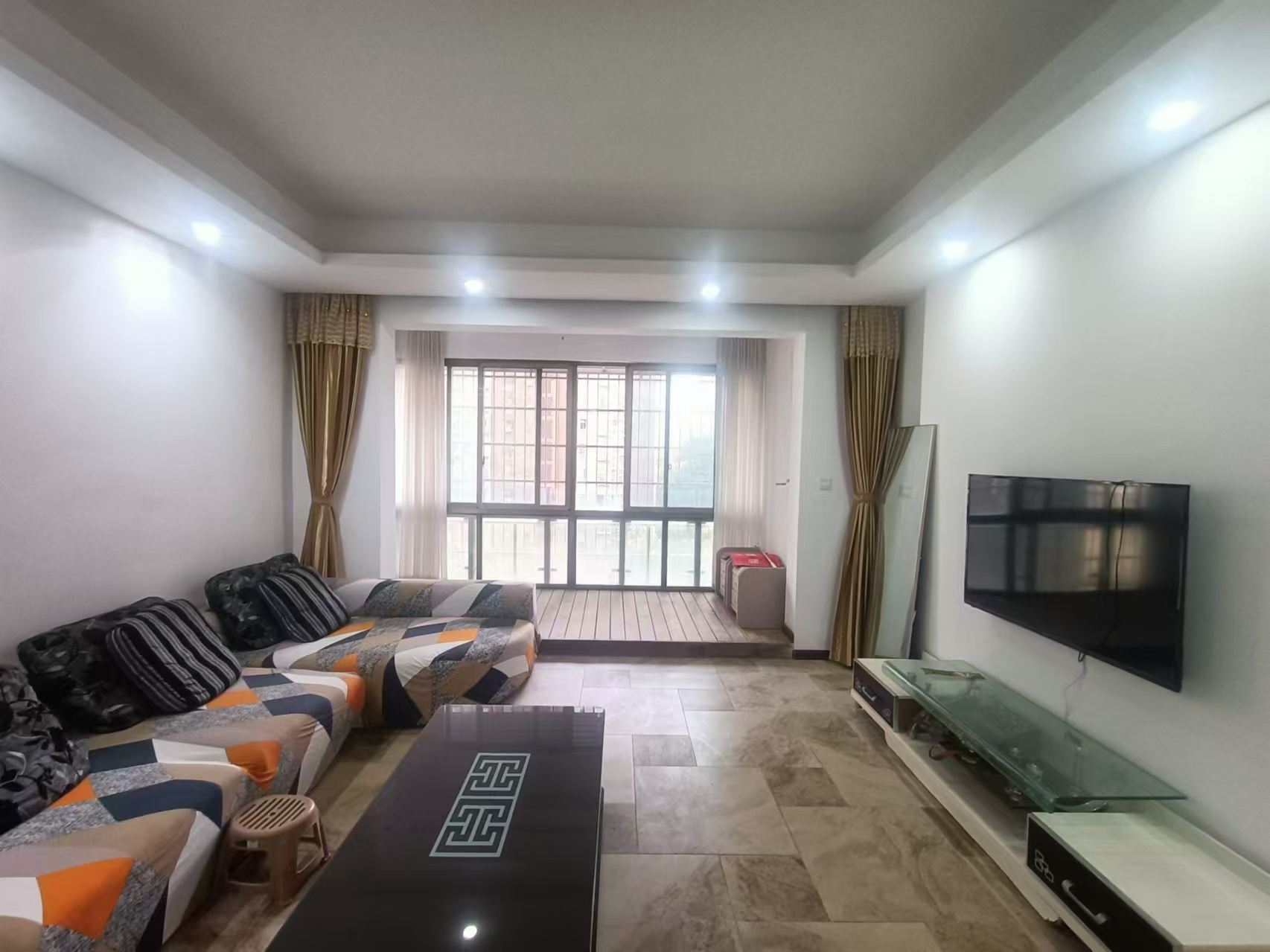 岳泰理想城 4室2厅1卫 3500.0元/月 岳泰理想城 4室2厅1卫 3500.0元/月室内图