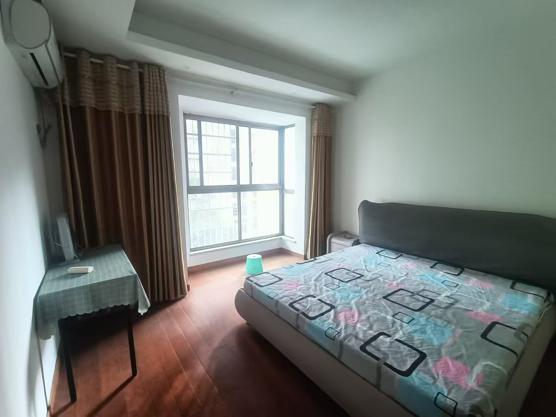 岳泰理想城 4室2厅1卫 3500.0元/月 岳泰理想城 4室2厅1卫 3500.0元/月室内图