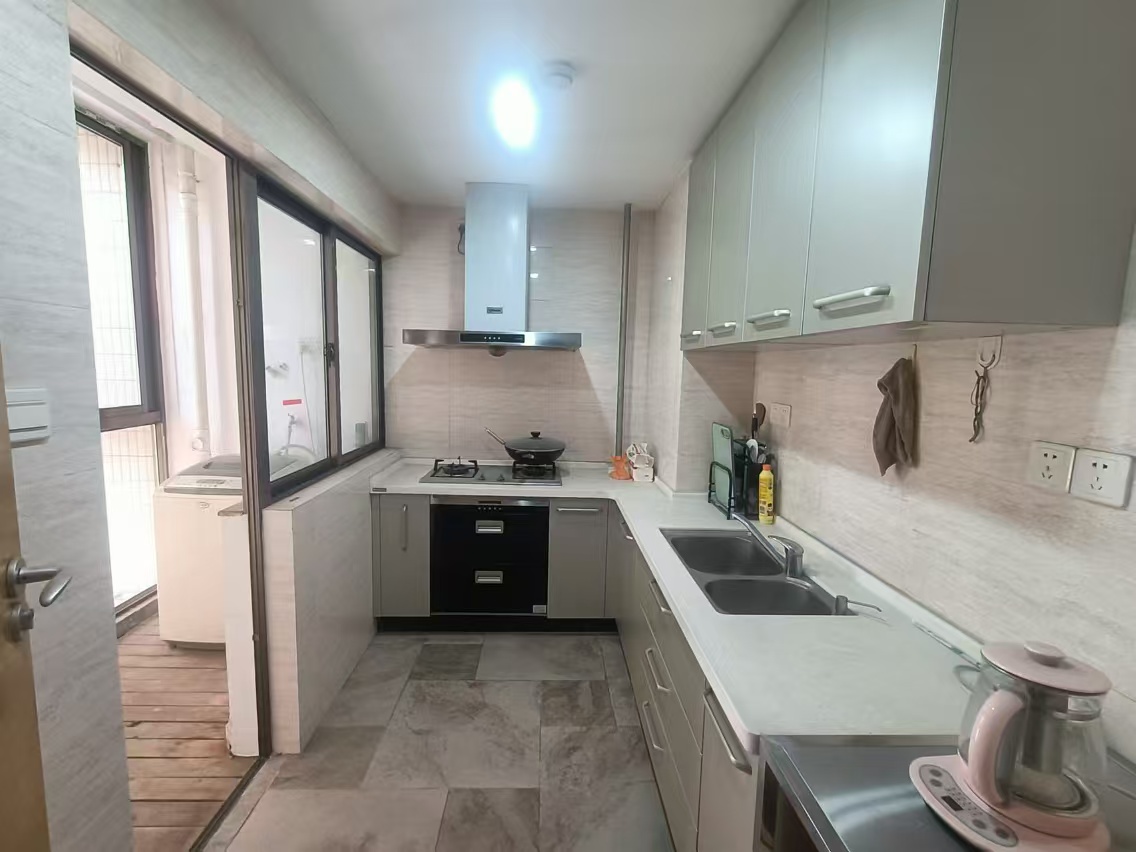 岳泰理想城 4室2厅1卫 3500.0元/月 岳泰理想城 4室2厅1卫 3500.0元/月室内图