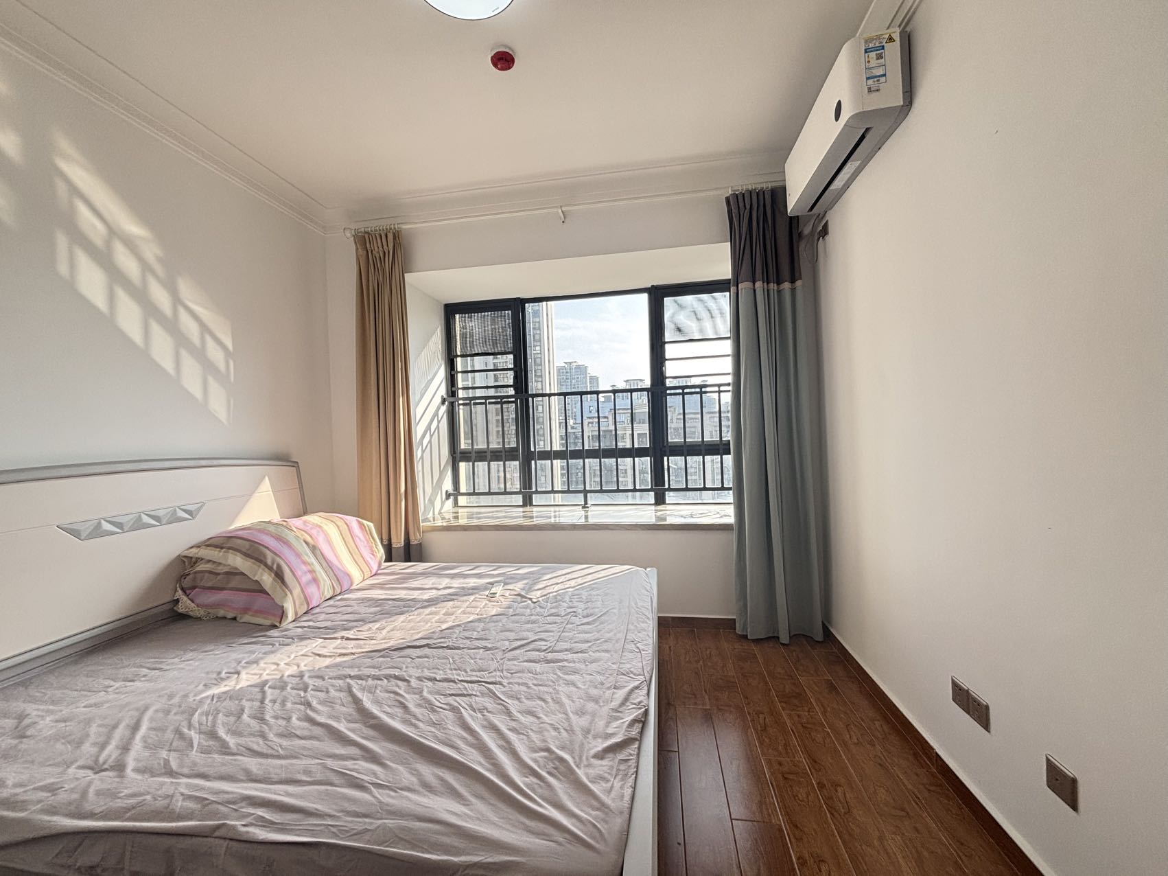 星华海岸城三期  3室2厅2卫    190.0万 星华海岸城三期  3室2厅2卫    190.0万室内图