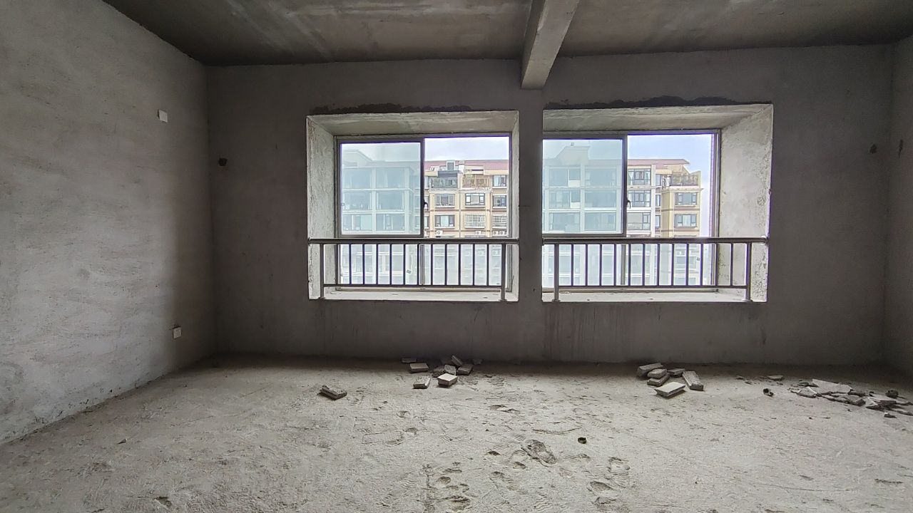 财苑小区 5室2厅2卫 135.0万 财苑小区 5室2厅2卫 135.0万客厅