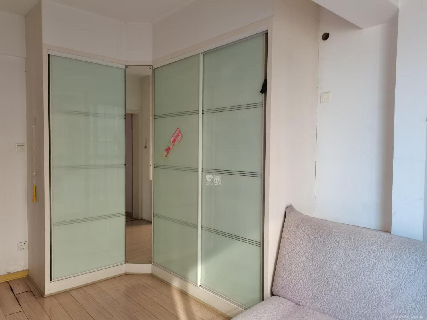 层上观邸 3室2厅1卫 1900.0元/月 层上观邸 3室2厅1卫 1900.0元/月室内图