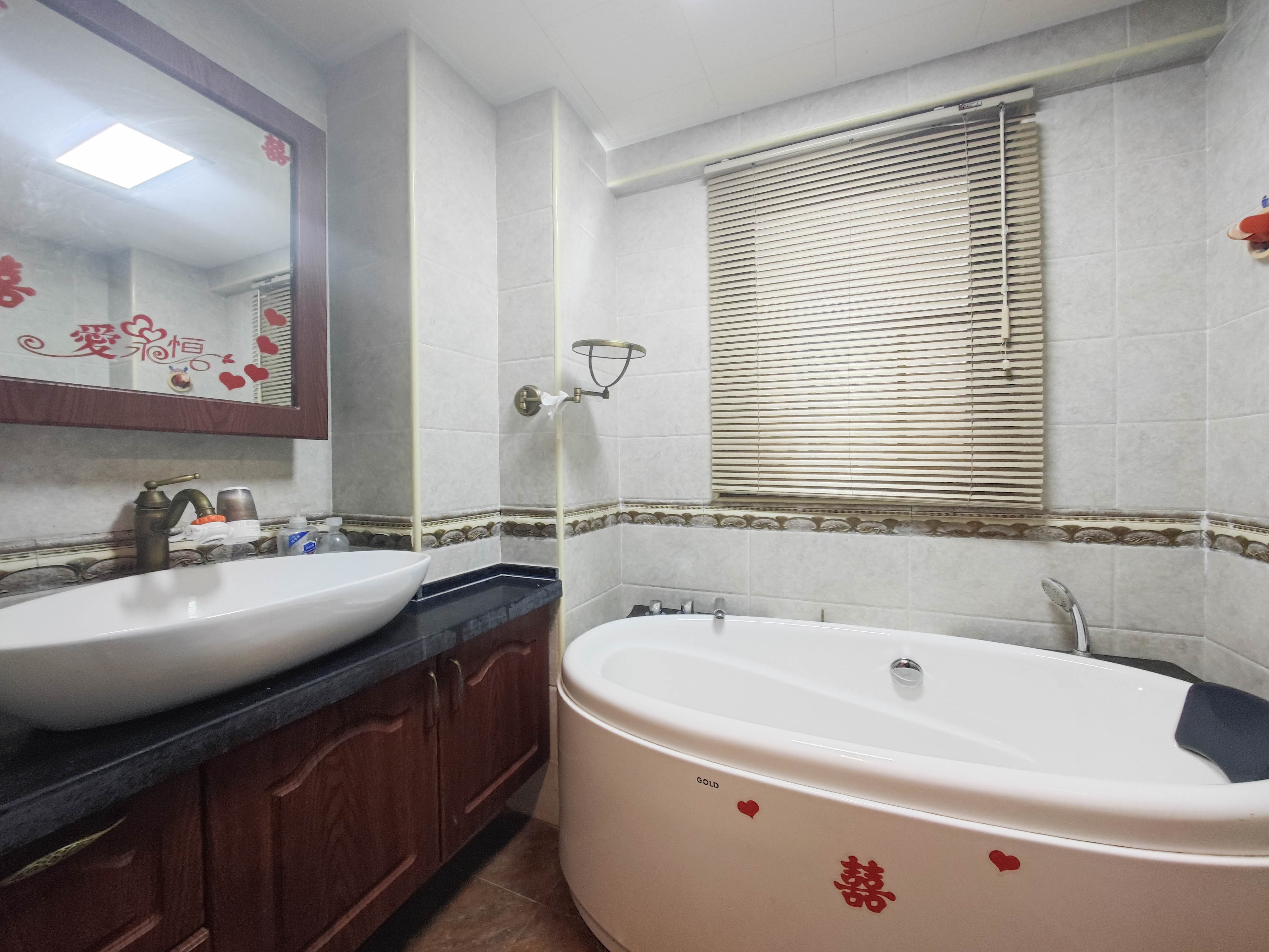 地泰御和苑 2室2厅2卫 98.0万 地泰御和苑 2室2厅2卫 98.0万卫生间