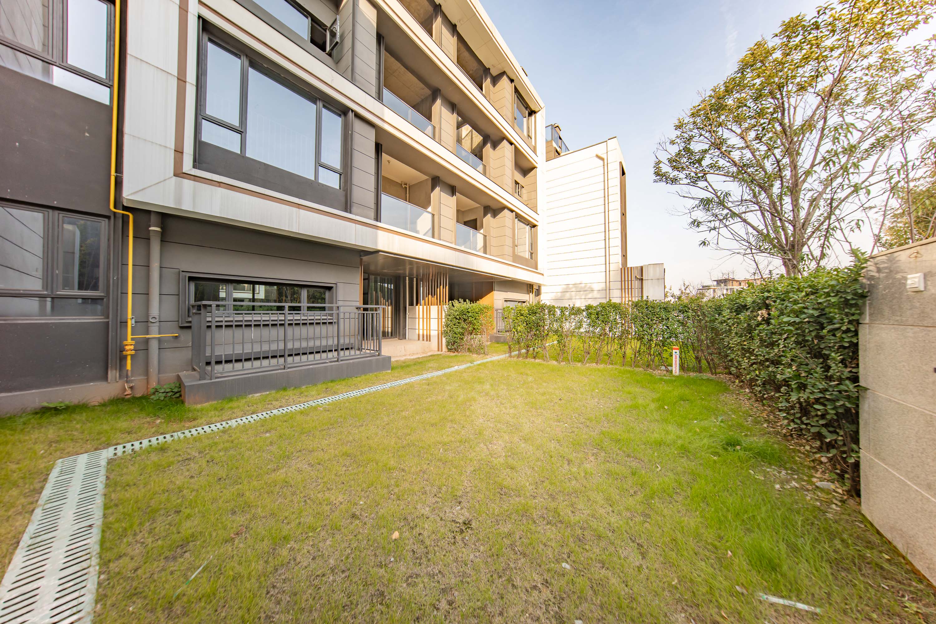 南山天岳  5室2厅2卫   398.00万其他