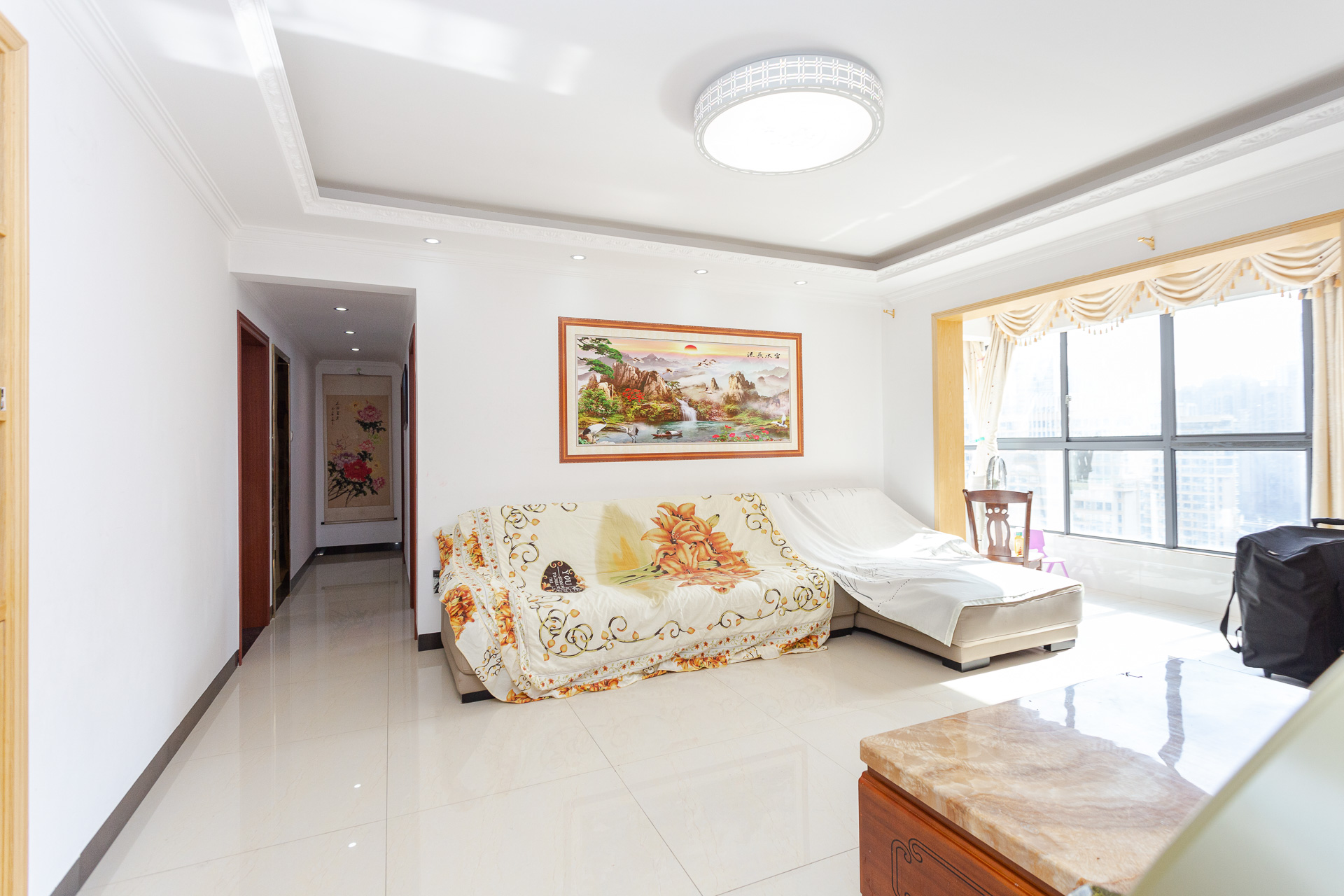 勤诚达新界  4室2厅2卫    125.0万客厅