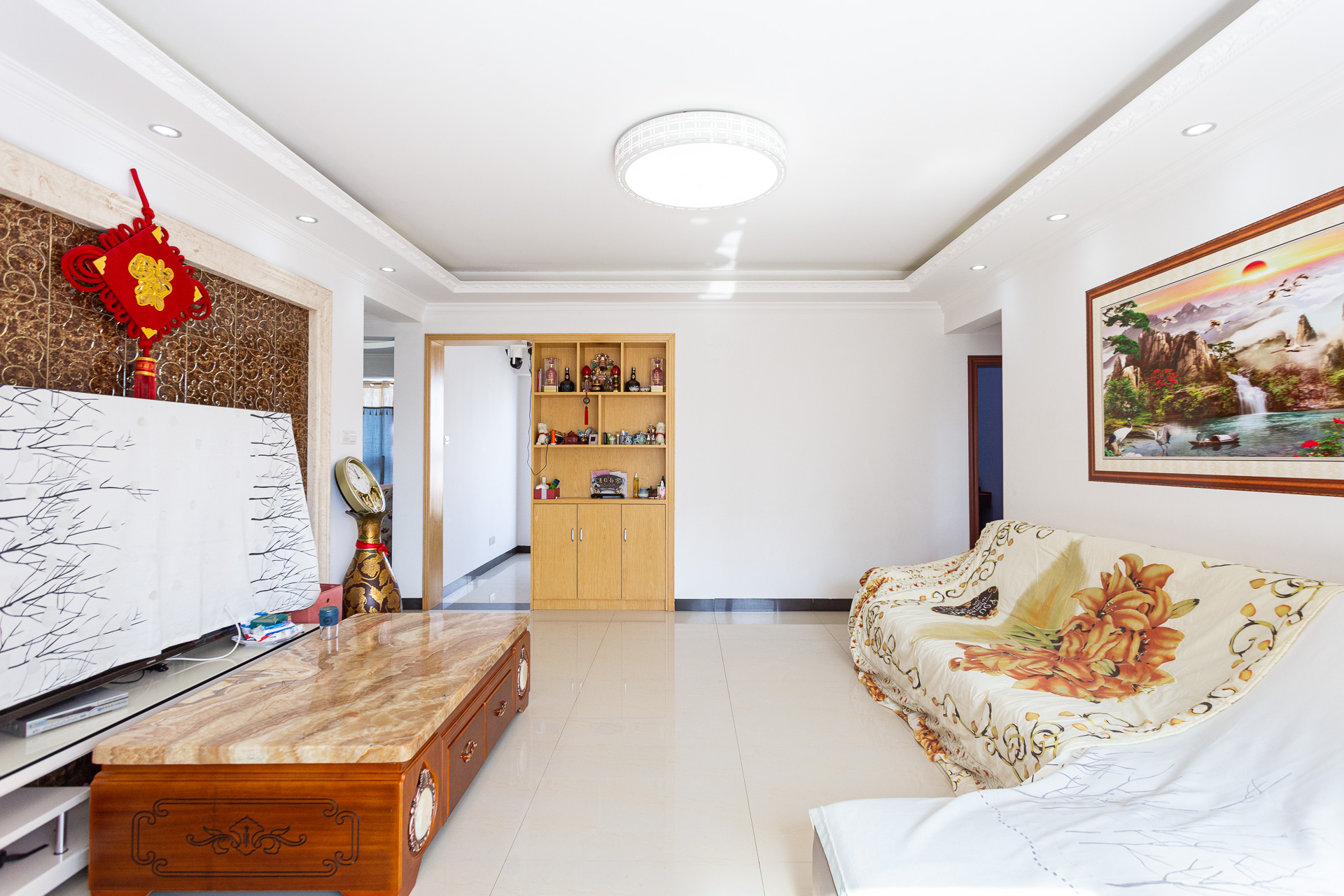 勤诚达新界  4室2厅2卫    125.0万客厅