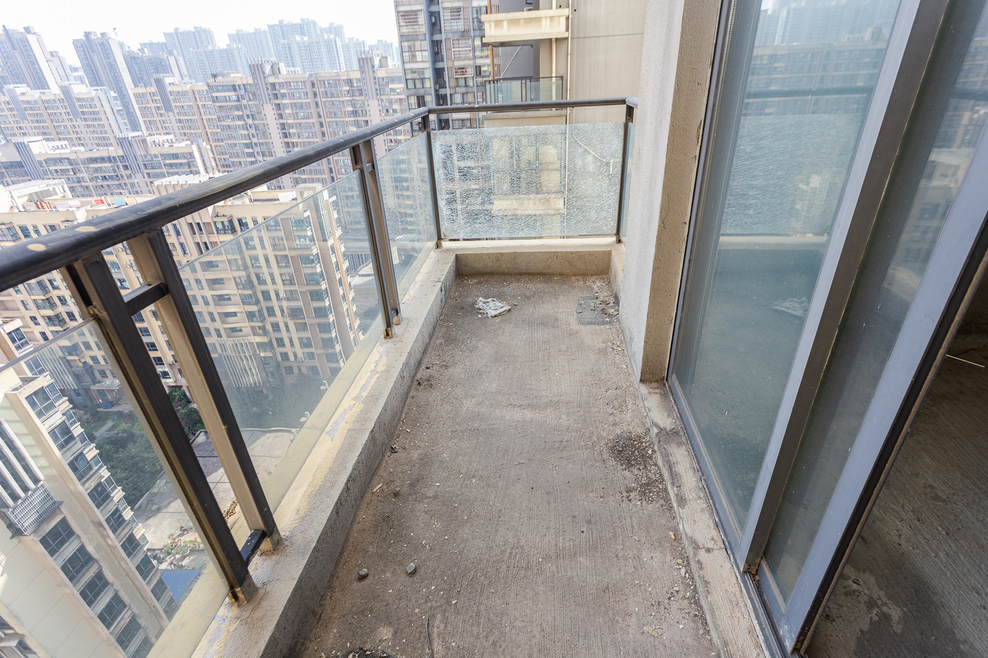 勤诚达新界  3室2厅1卫    69.8万 勤诚达新界  3室2厅1卫    69.8万阳台