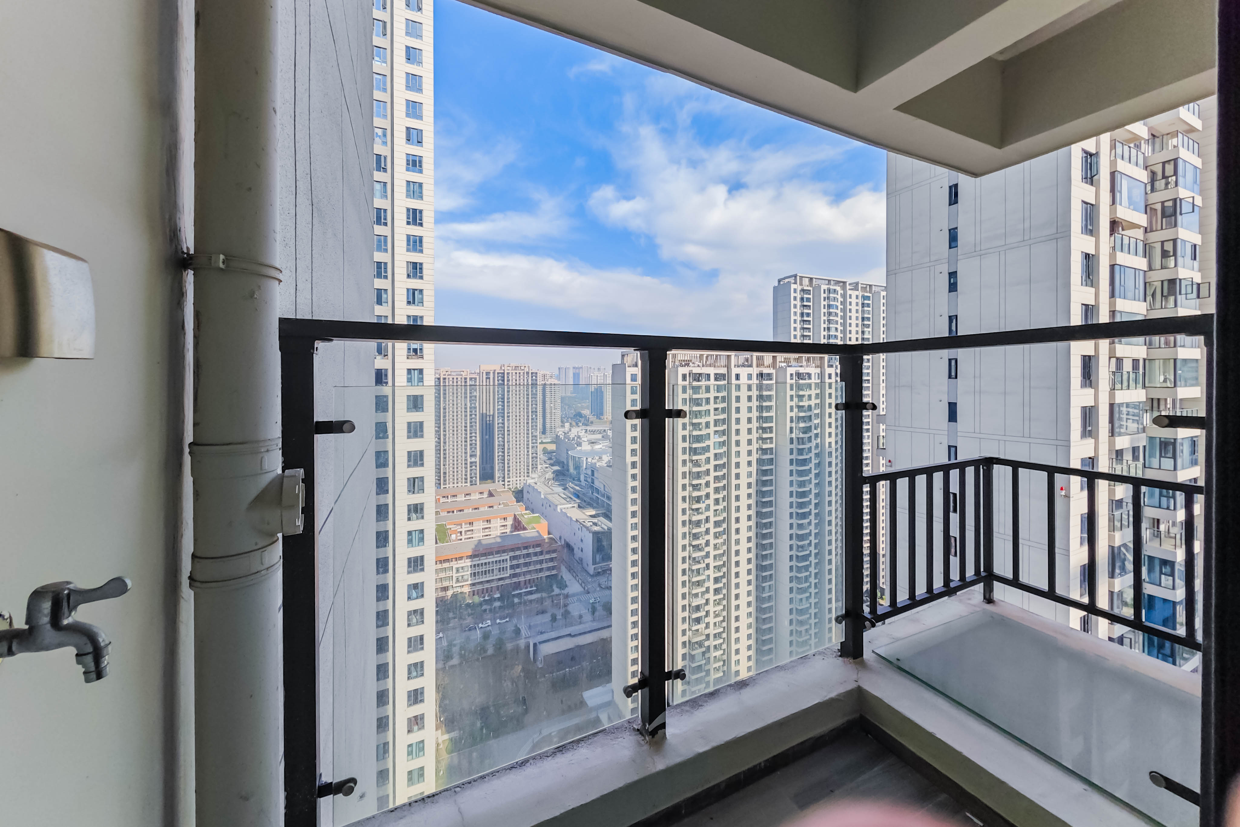 绿地长沙城际空间站(绿地新里佳苑) 4室2厅2卫 158.0万 绿地长沙城际空间站(绿地新里佳苑) 4室2厅2卫 158.0万阳台