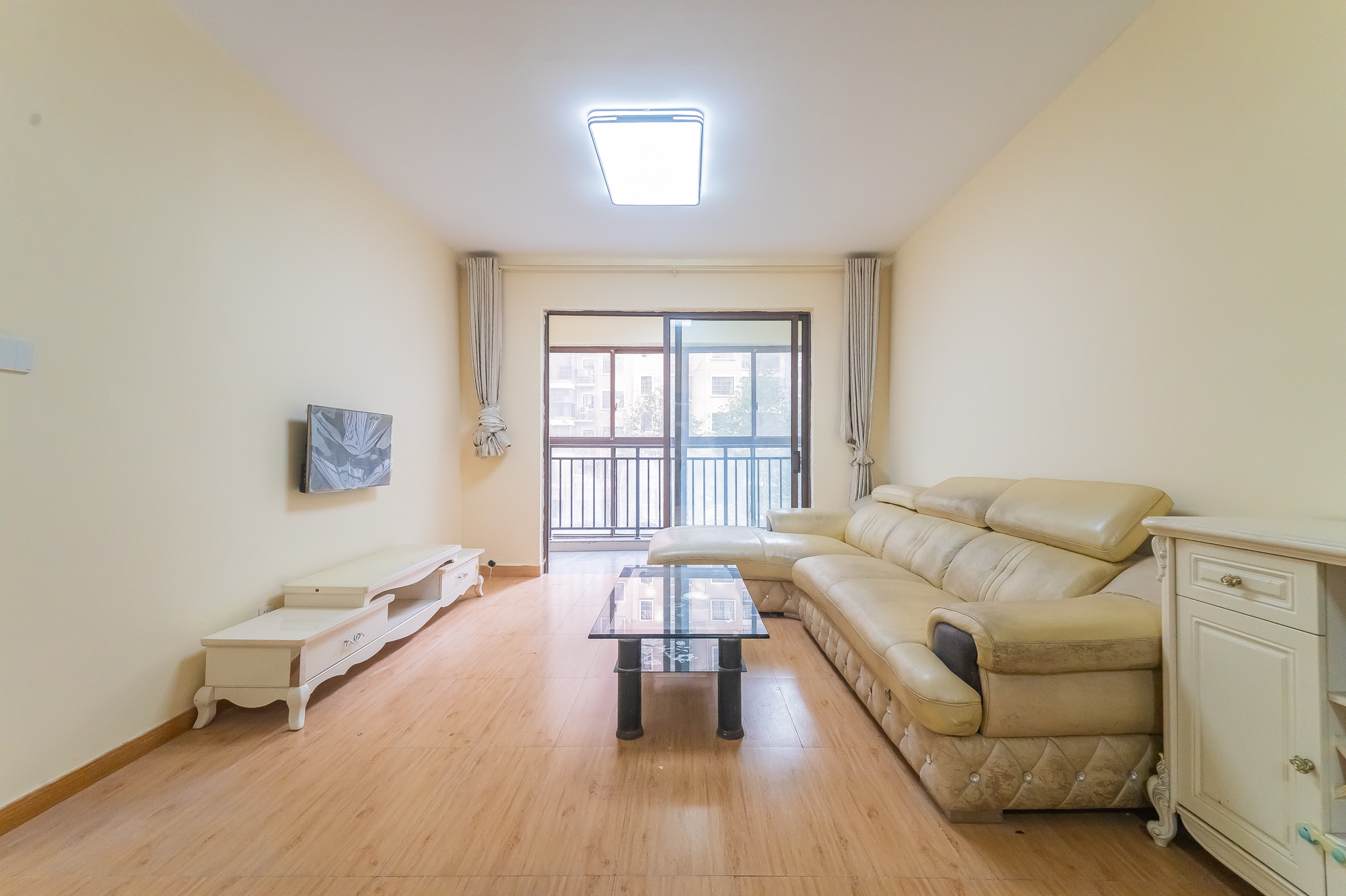 水岸世景  3室1厅1卫    60.8万 水岸世景  3室1厅1卫    60.8万客厅