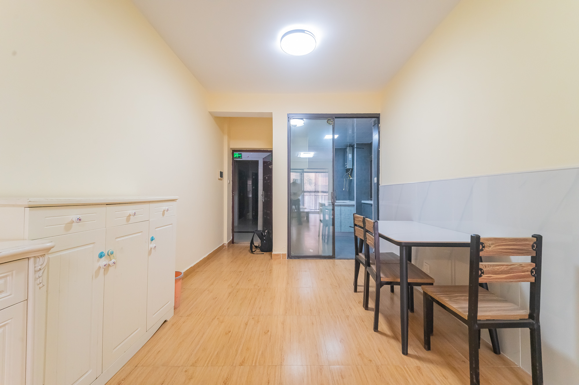 水岸世景  3室1厅1卫    60.8万 水岸世景  3室1厅1卫    60.8万客厅