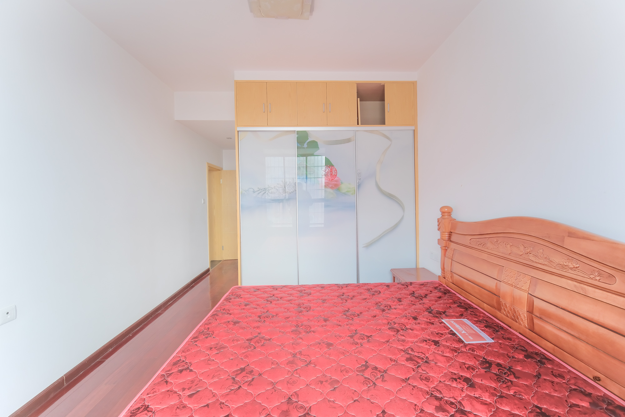 华业新城之都(星城之家) 3室2厅2卫 49.8万 华业新城之都(星城之家) 3室2厅2卫 49.8万卧室