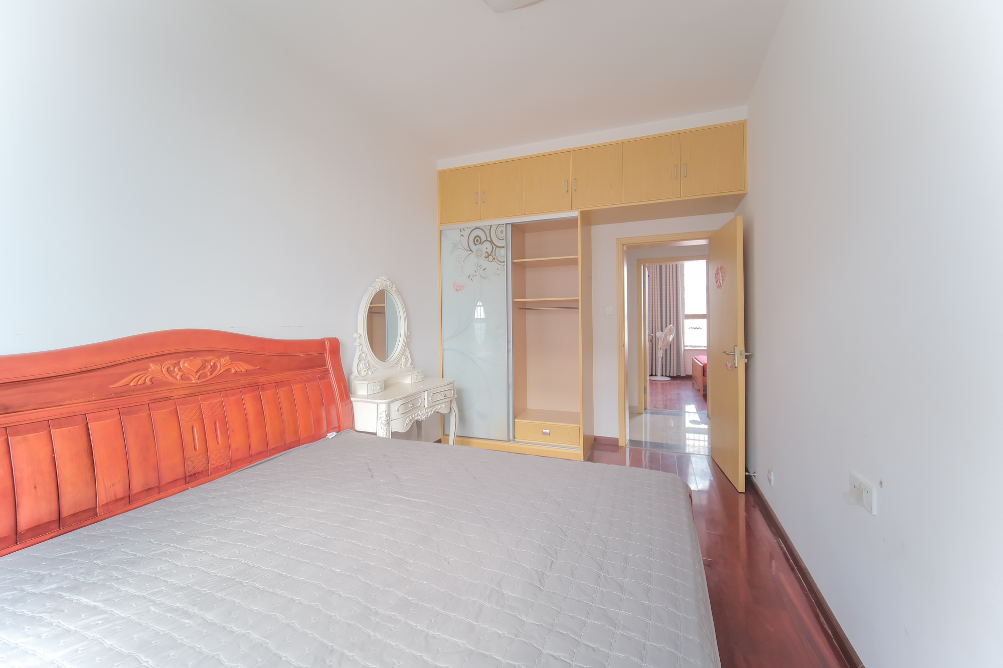 华业新城之都(星城之家) 3室2厅2卫 49.8万 华业新城之都(星城之家) 3室2厅2卫 49.8万卧室