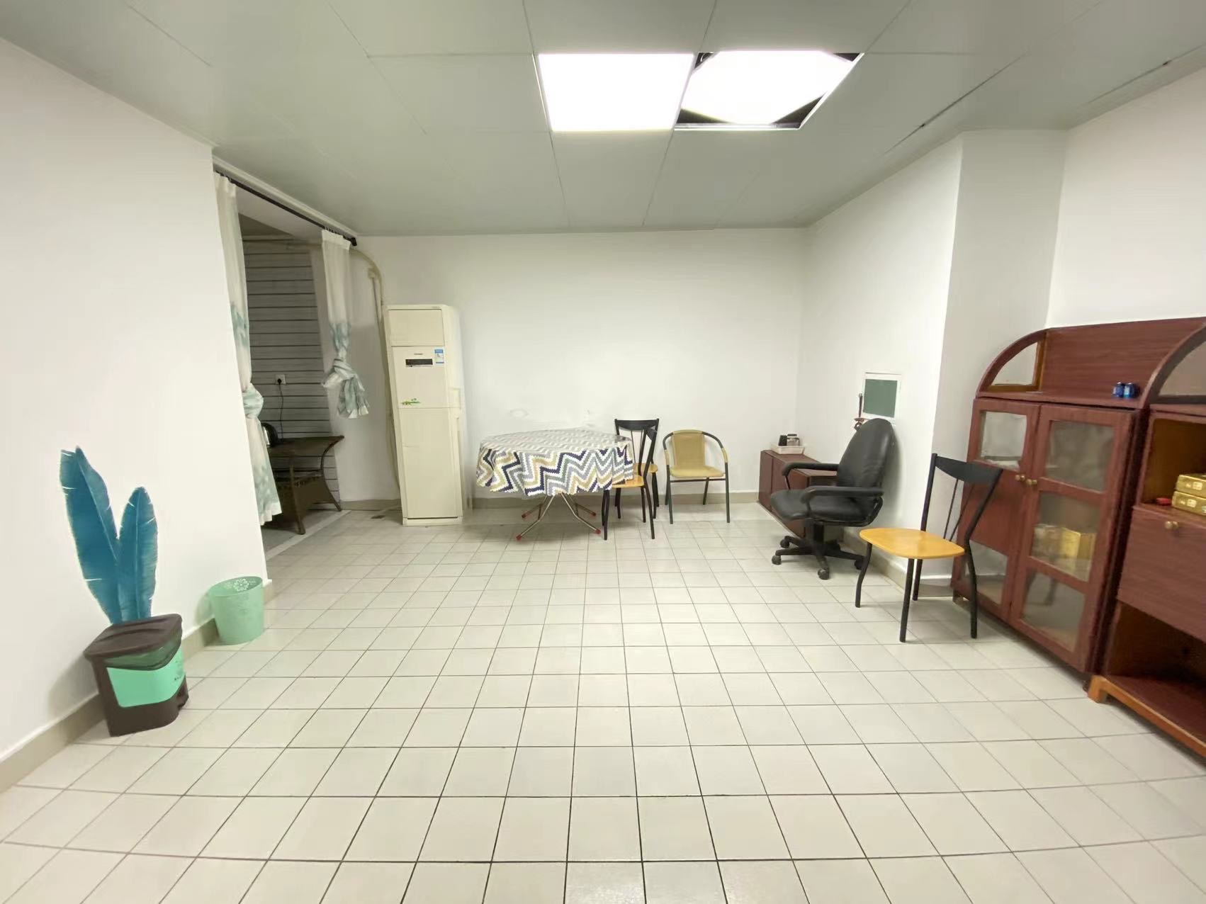 世贸中心  3室2厅2卫    2500.0元/月 世贸中心  3室2厅2卫    2500.0元/月室内图