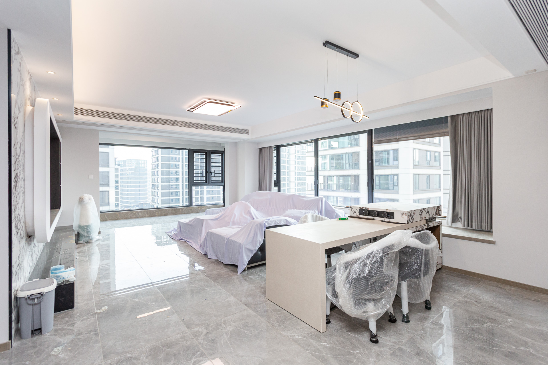 越秀湘江星汇城三期  4室2厅3卫    300.0万 越秀湘江星汇城三期  4室2厅3卫    300.0万客厅